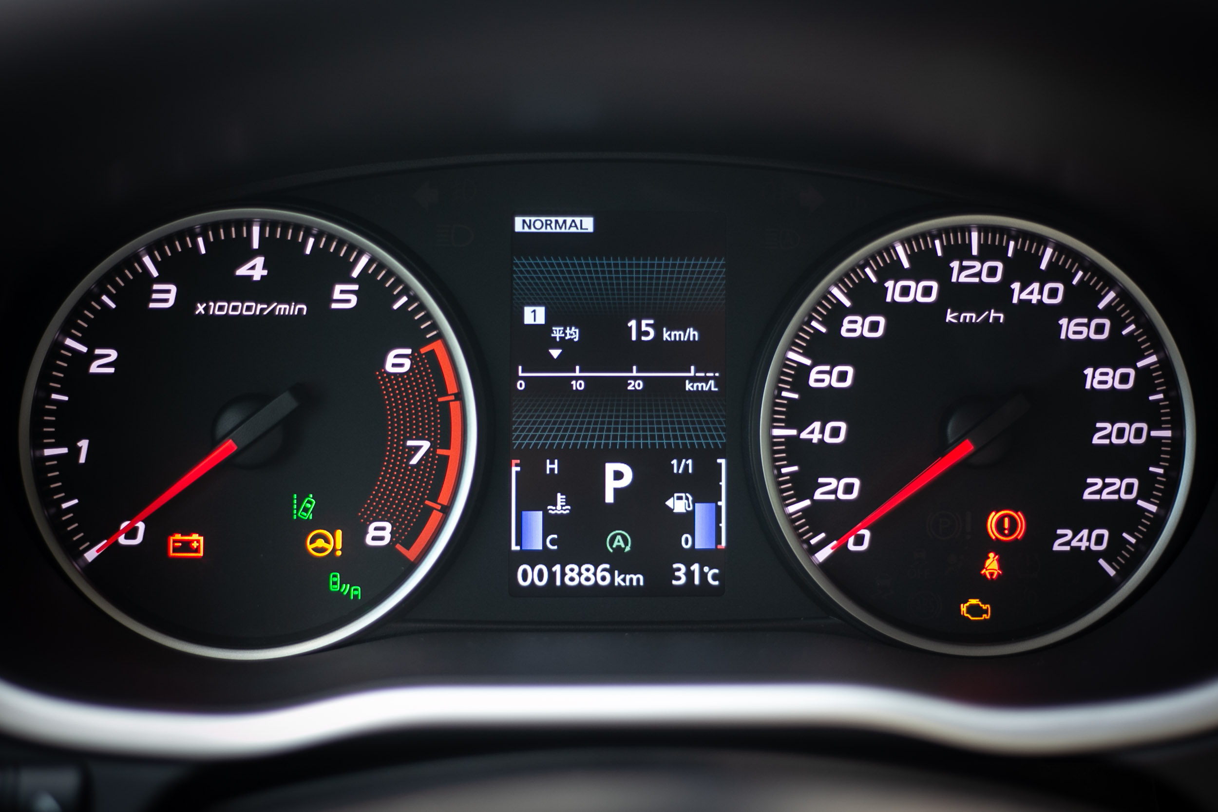 沒有導入全數位液晶儀表板,採用傳統雙環指針儀表搭配中央全彩英文行車資訊顯示方式。