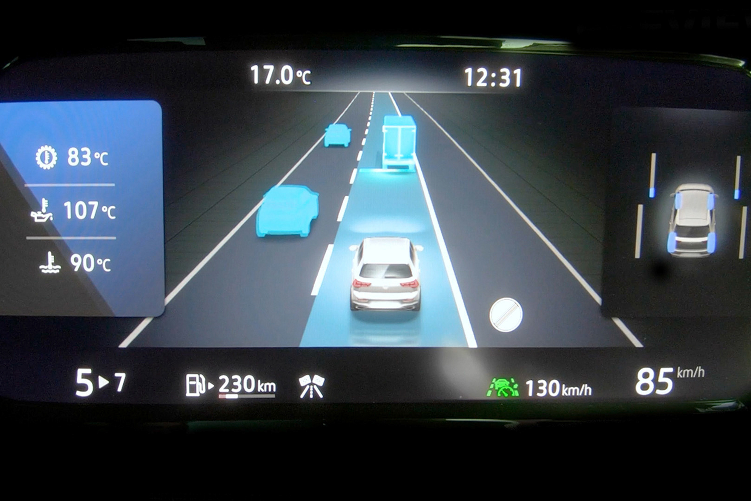 Travel Assist 智慧車陣穿梭系統時首度新增道路虛擬實境顯示功能，協助駕駛清楚掌握周遭車況。