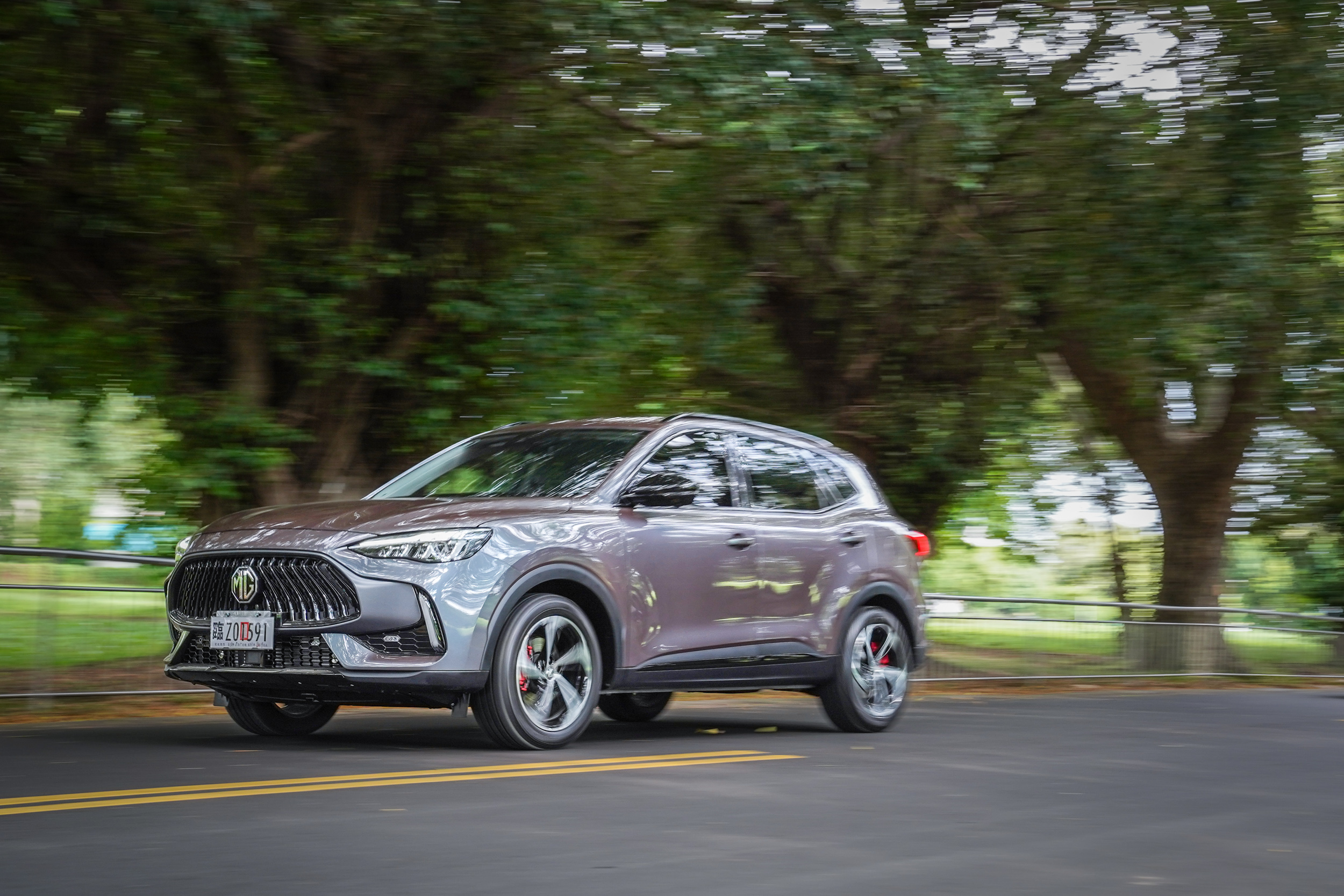 加速表現雖然出色,但受限於底盤設定偏向舒適,需要更細膩的油門與煞車控制。