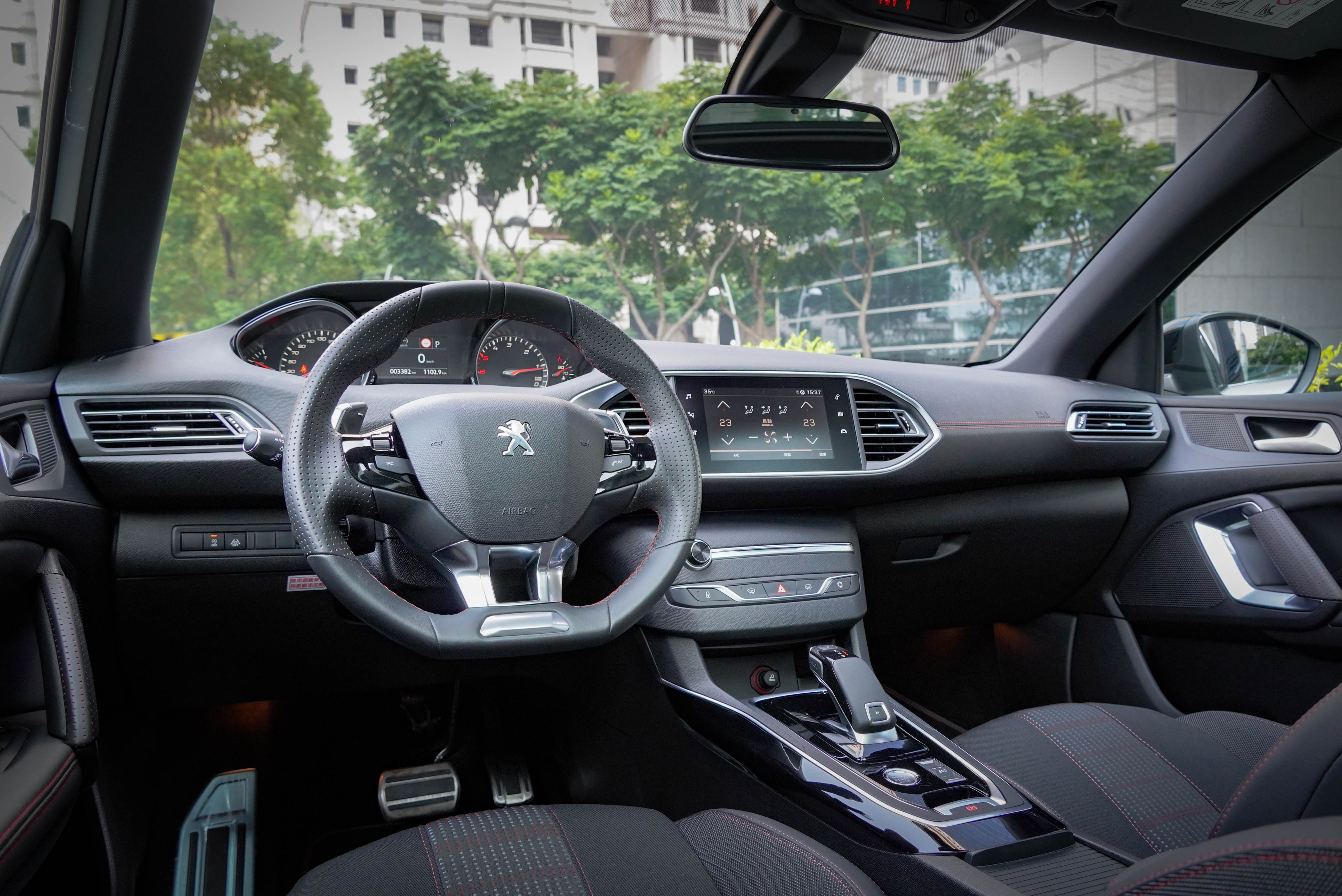 Peugeot 308 特仕版擁有駕駛導向的內裝鋪陳,整體質感又比 2008 更好。