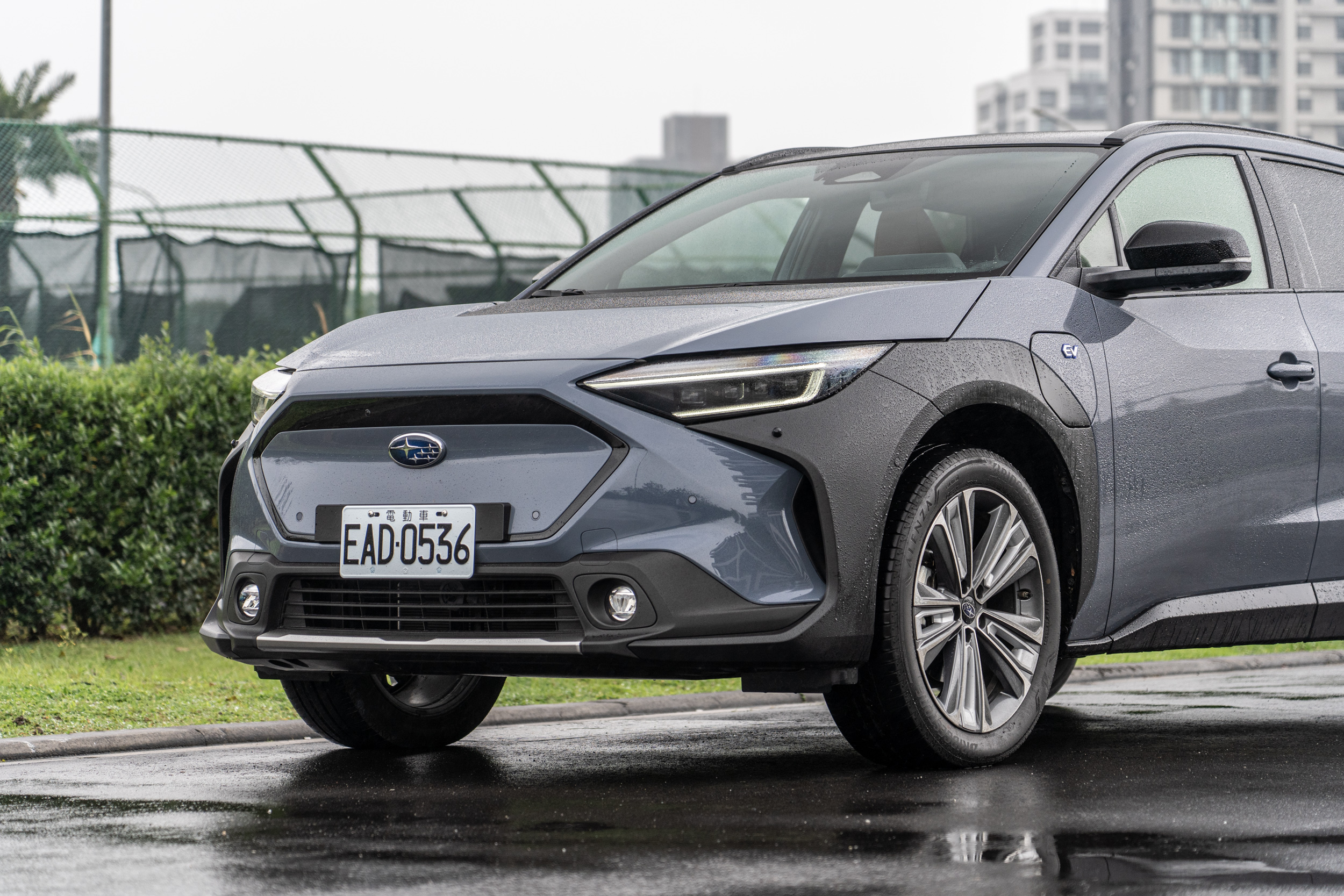 Solterra 基本上與 bZ4X 共享一致的設計語言,雙方則針對細節處進行不同的修整,藉此產出差異。