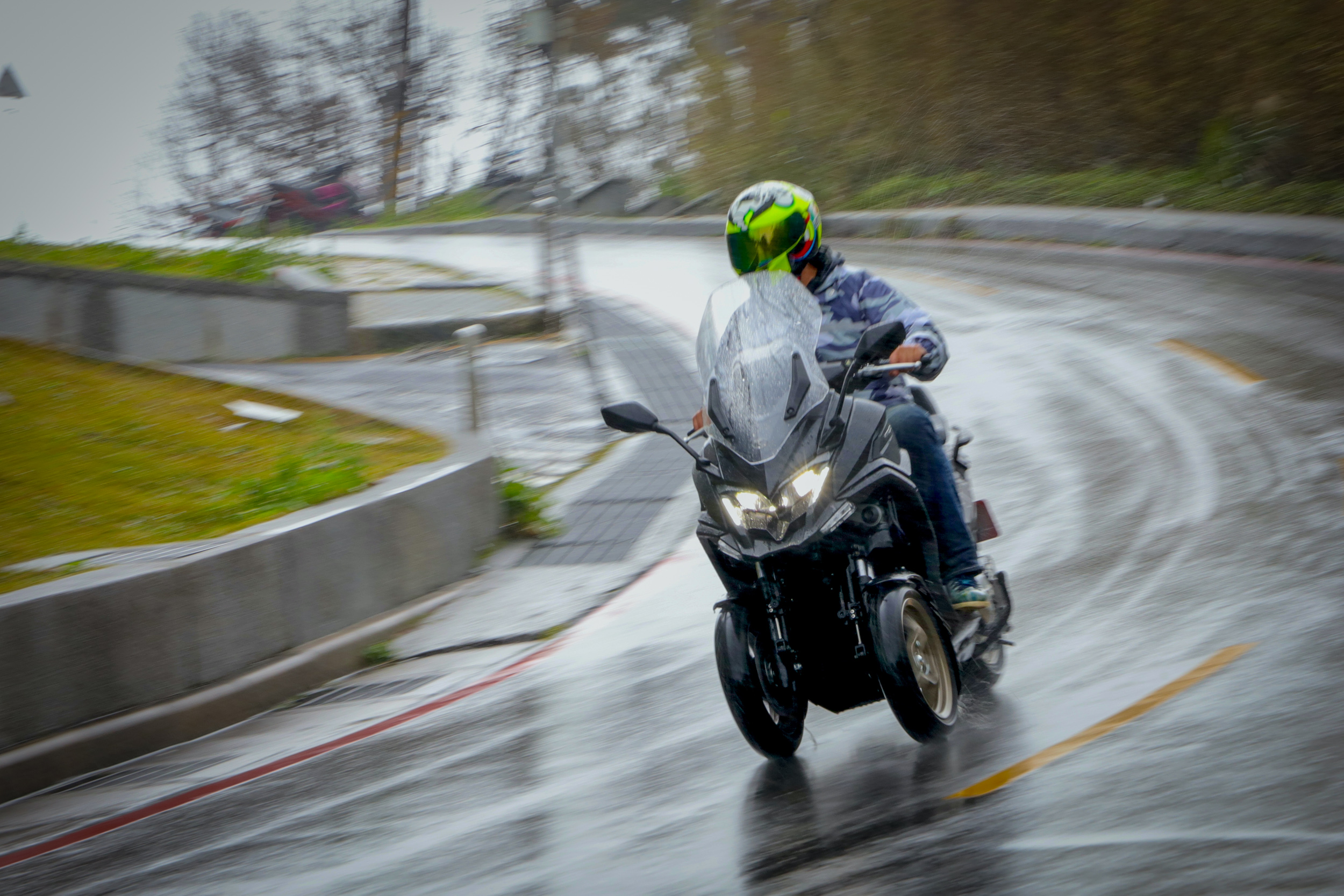 試駕當天為雨天,相較一般重機多了一個輪子的 CV3 穩定許多,並配備雨天模式,動力輸出更為和順。