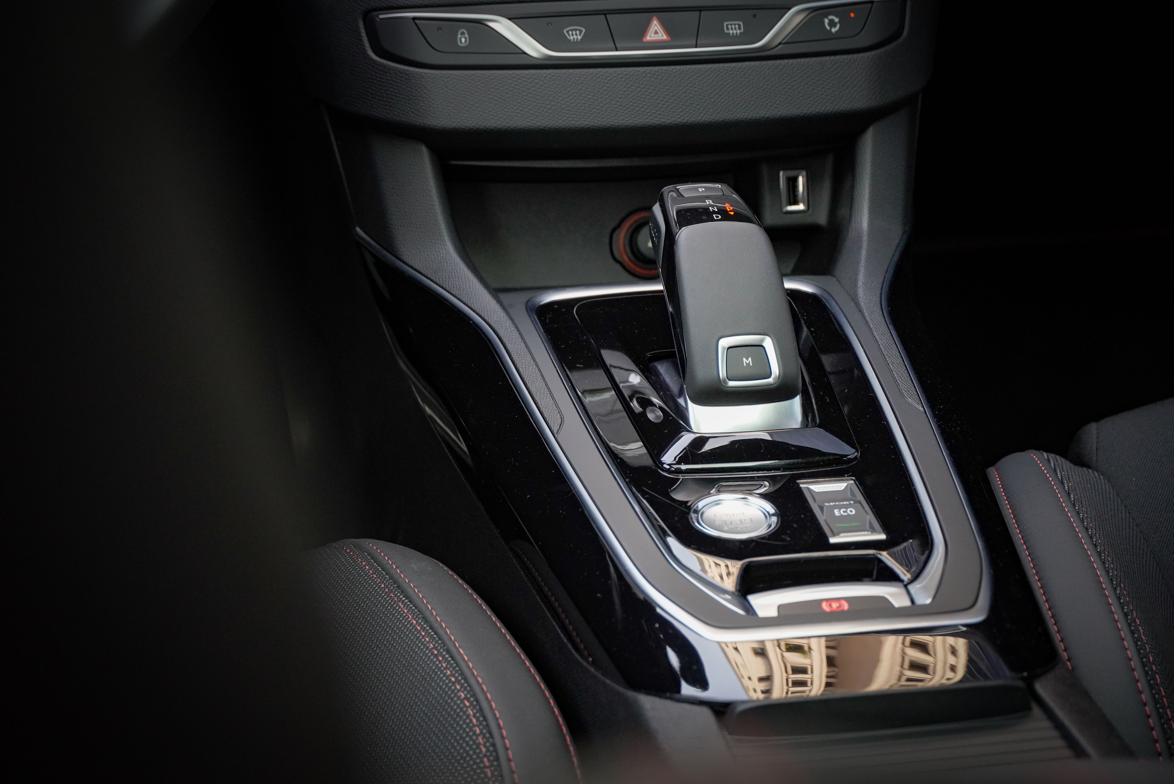 EAT8 智慧型 8 速手自排變速系統,雖然有換檔撥片加持,但反應速度還可再加強。