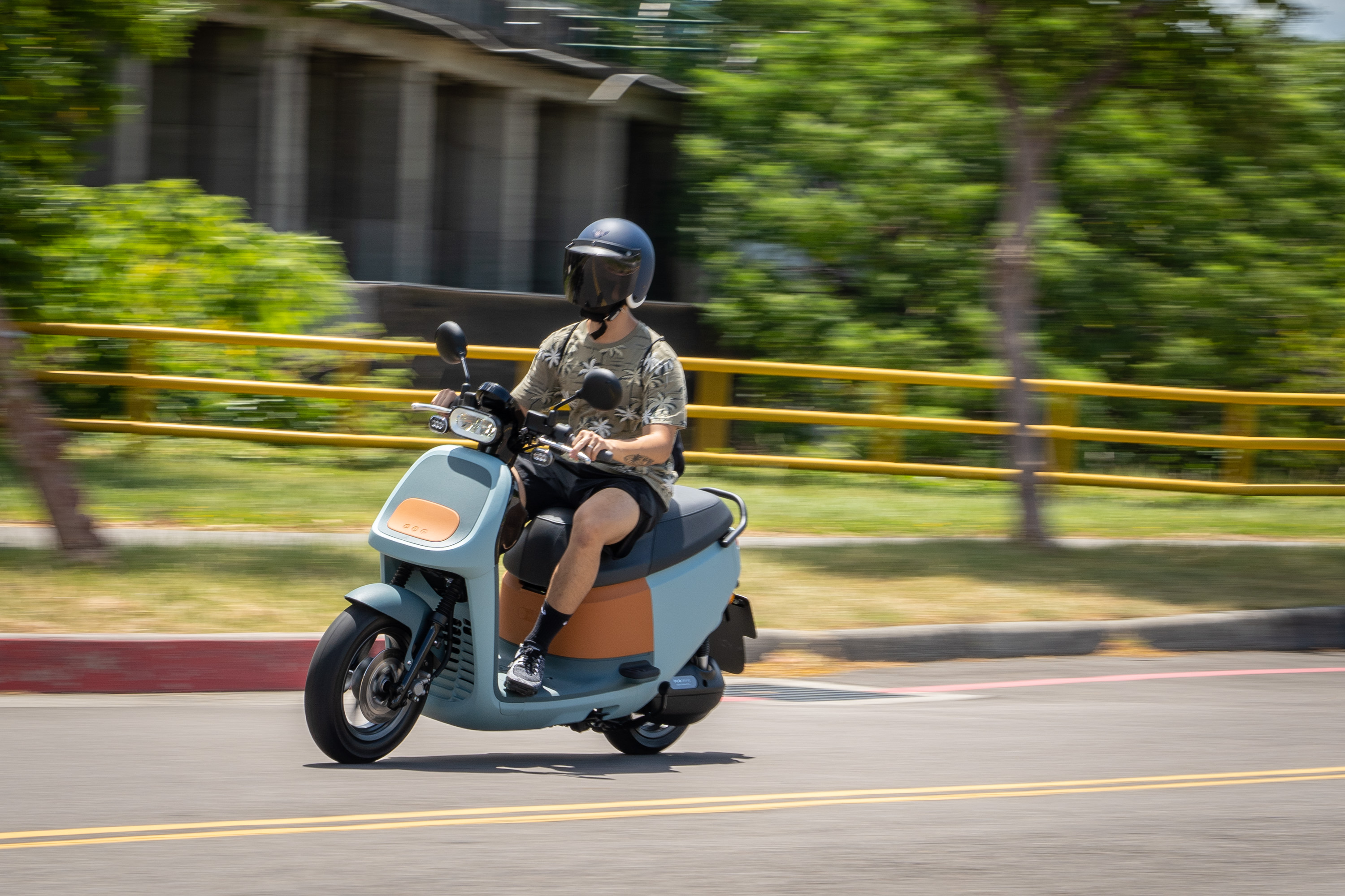 由於軸距拉長與輪圈尺碼的放大,VIVA XL 騎乘感相對於 VIVA MIX 來得穩定些許。