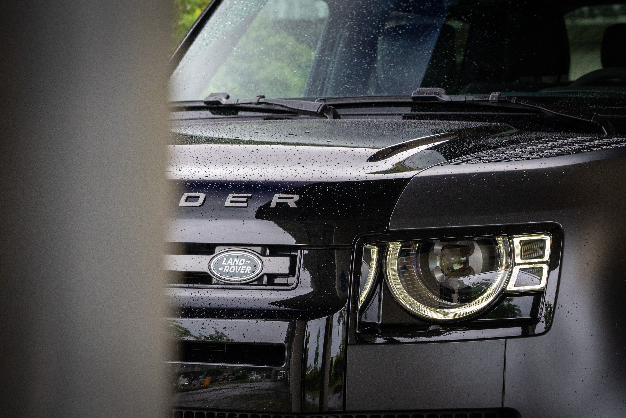 標配矩陣式 LED 頭燈,並具備前霧燈與頭燈清洗器。