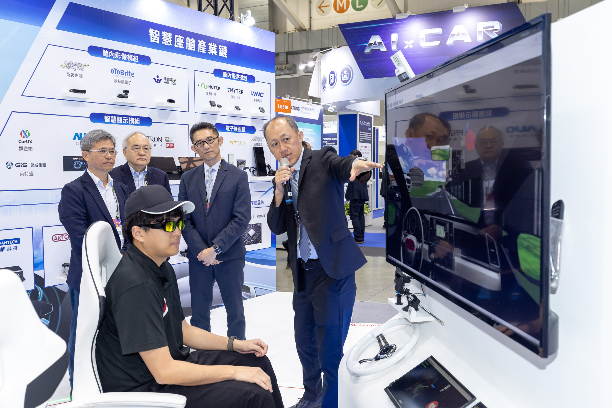 車輛中心研發的AI全方位智慧座艙擁有駕駛者視線追蹤等四項核心感知 功能，已協助國內20家廠商輸出國際，將產品導入北美、中東、東南亞及日本市場。