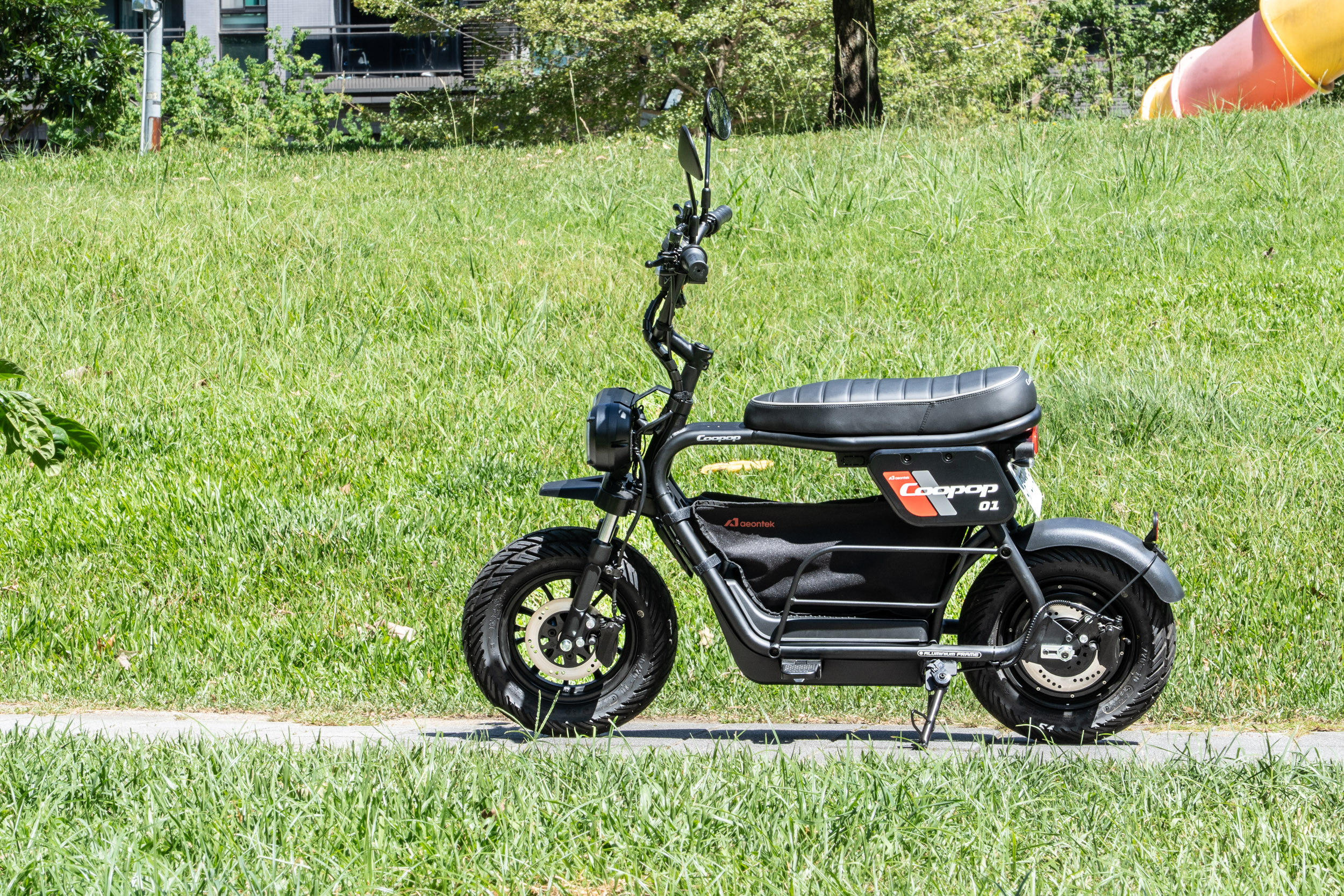 試駕車款為 Aeontek Coopop 01，建議售價為新台幣48,980元。