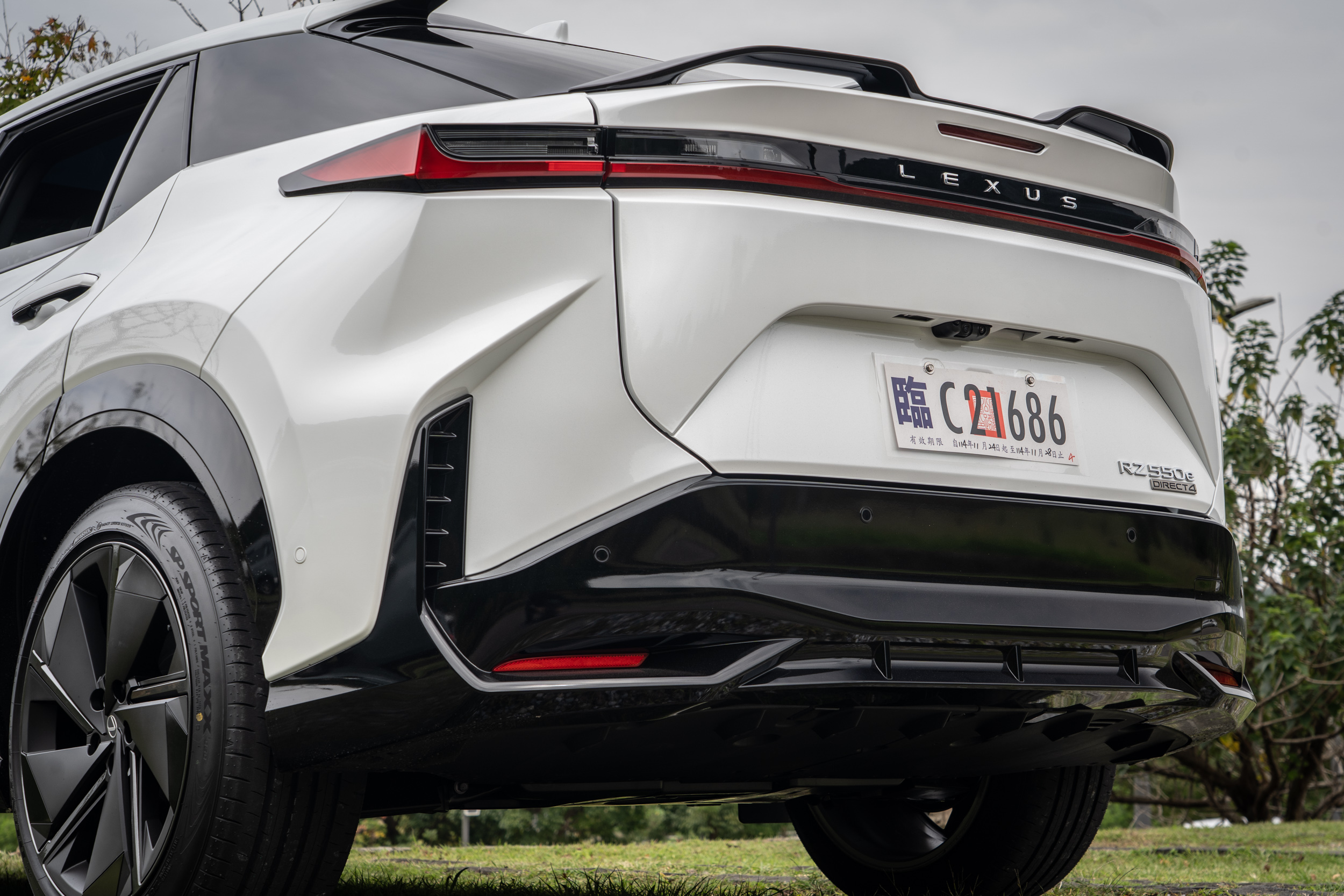 下方也有專屬的空力套件，更添運動個性。