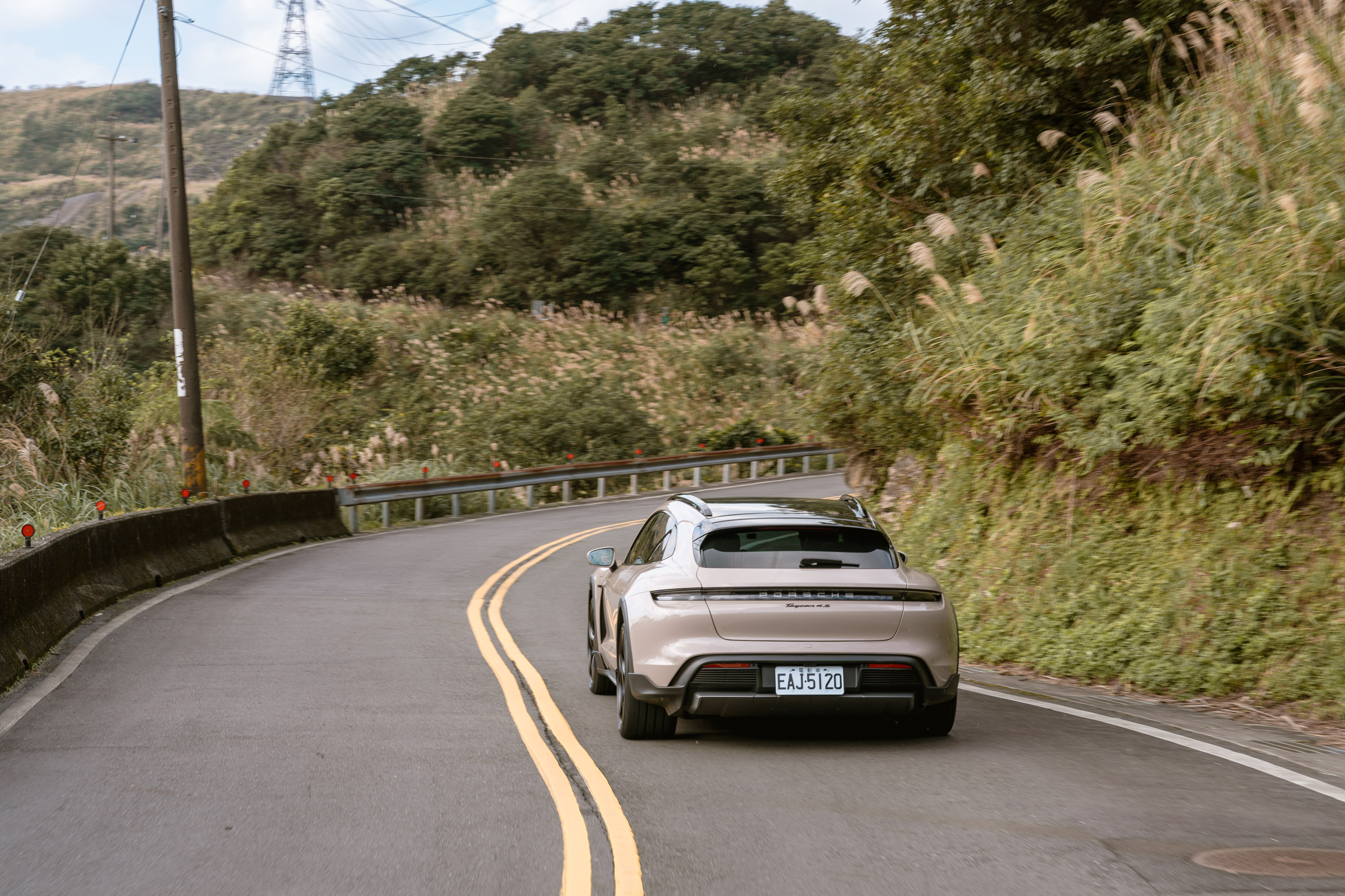 少了傳動軸或差速器等硬體結構輔助,Taycan Cross Turismo車系的Gravel碎石模式,模擬車輛四輪在不同路面行進時都能獲得最佳的抓地表現,不空轉、不躁進。