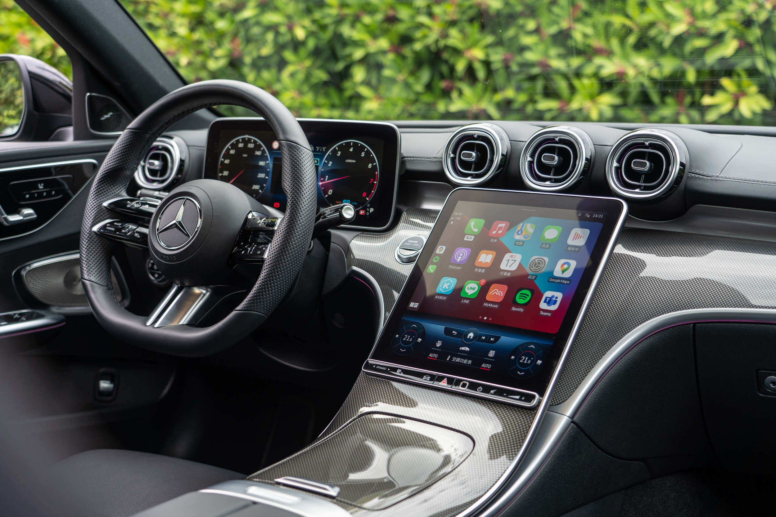 駕駛眼前與中控台同步襲來的兩只大螢幕,說明了此世代 C300 的進化主題。
