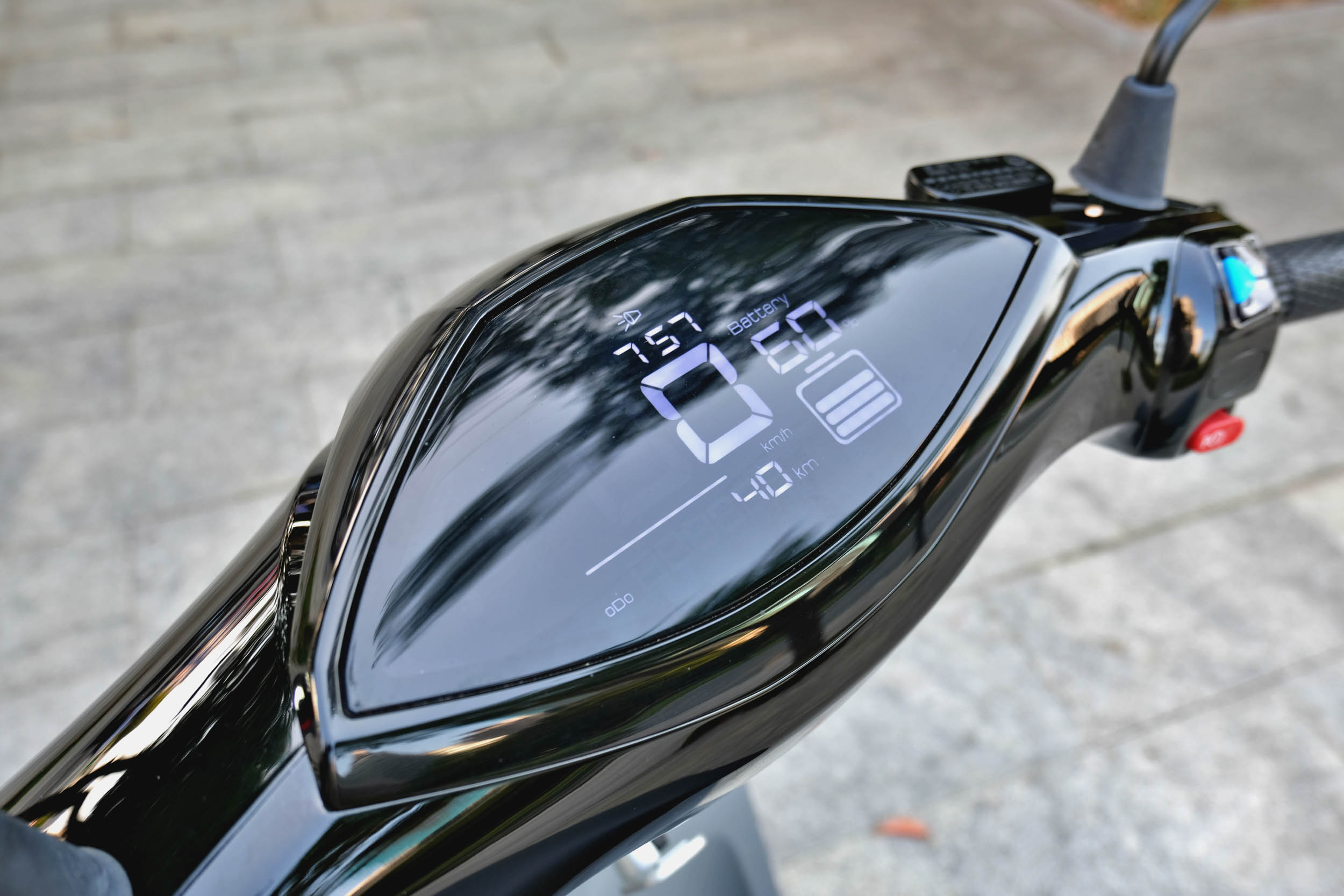 當年騎乘了 40 公里之後,還有著 60% 的電量,預估在正常使用狀況下,單趟的續航里程可以來到 100 公里。