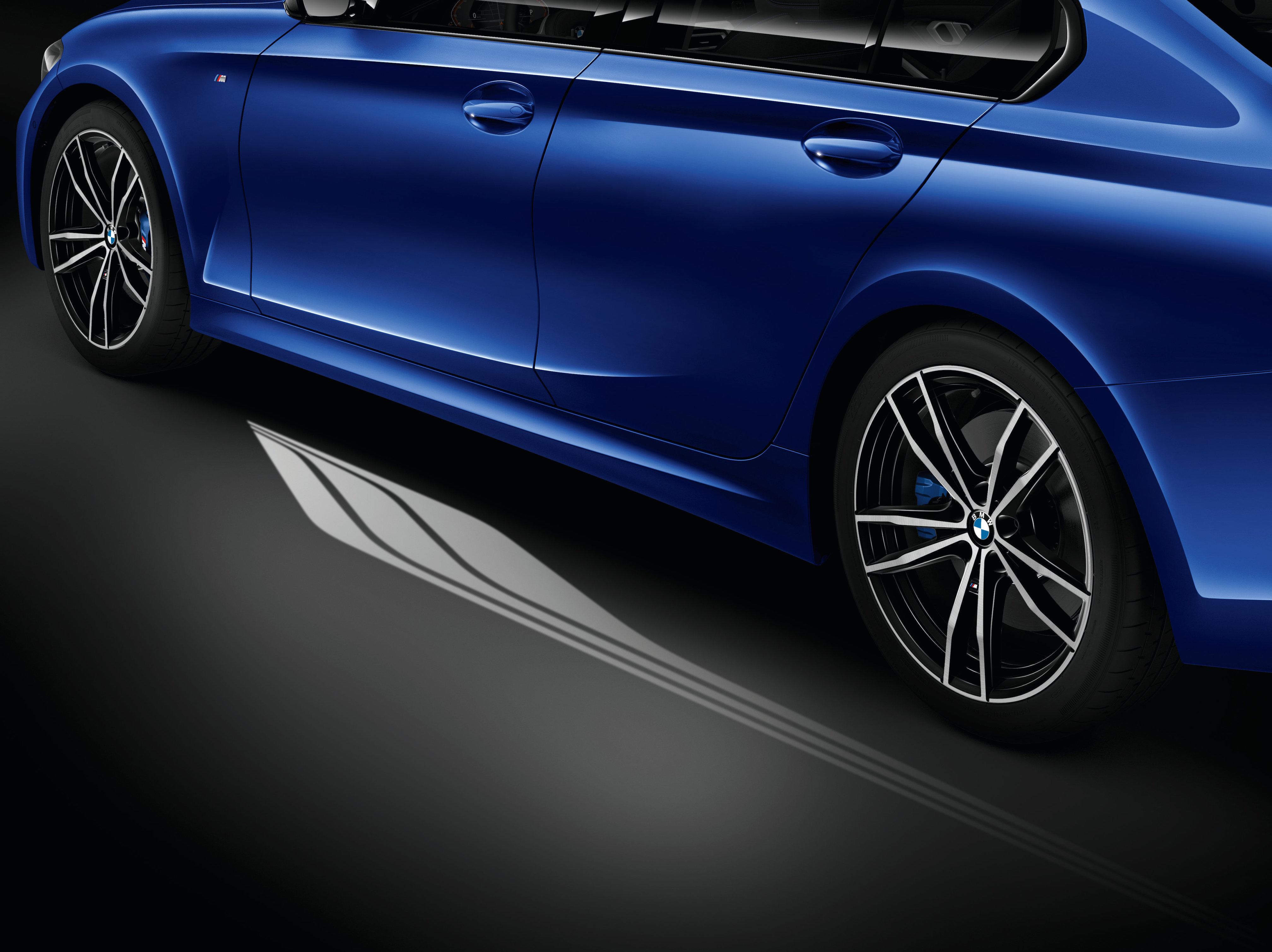 全新世代BMW 3系列全車系標準配備智慧Comfort Access免鑰匙系統，車主只要身上帶著鑰匙靠近車輛近達3公尺時，車輛便會亮起迎賓光毯；達2.5公尺時，車輛即會自動解鎖。
