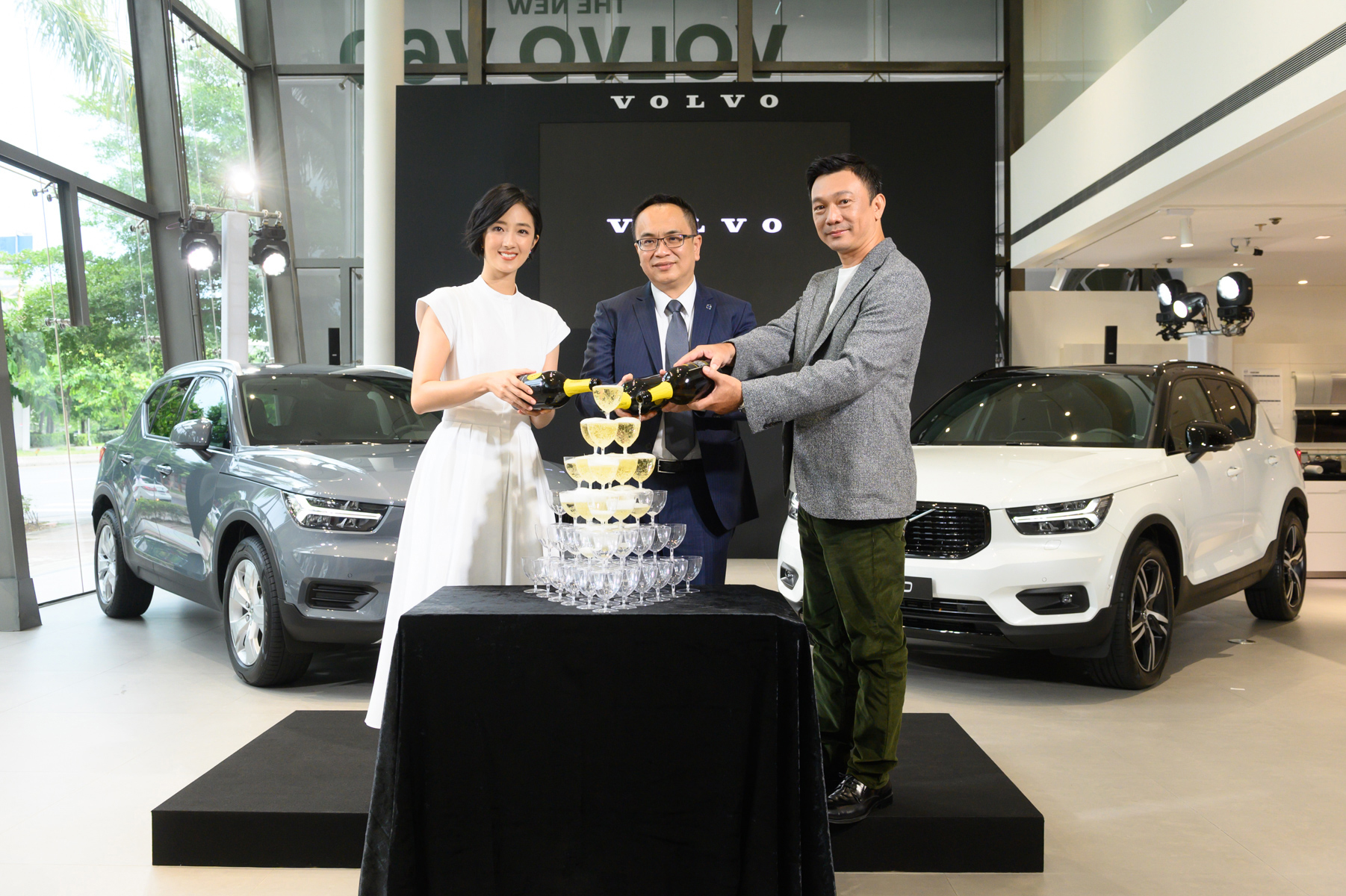 由左至右為桂綸鎂、國際富豪汽車總裁陳立哲與黃信堯導演。