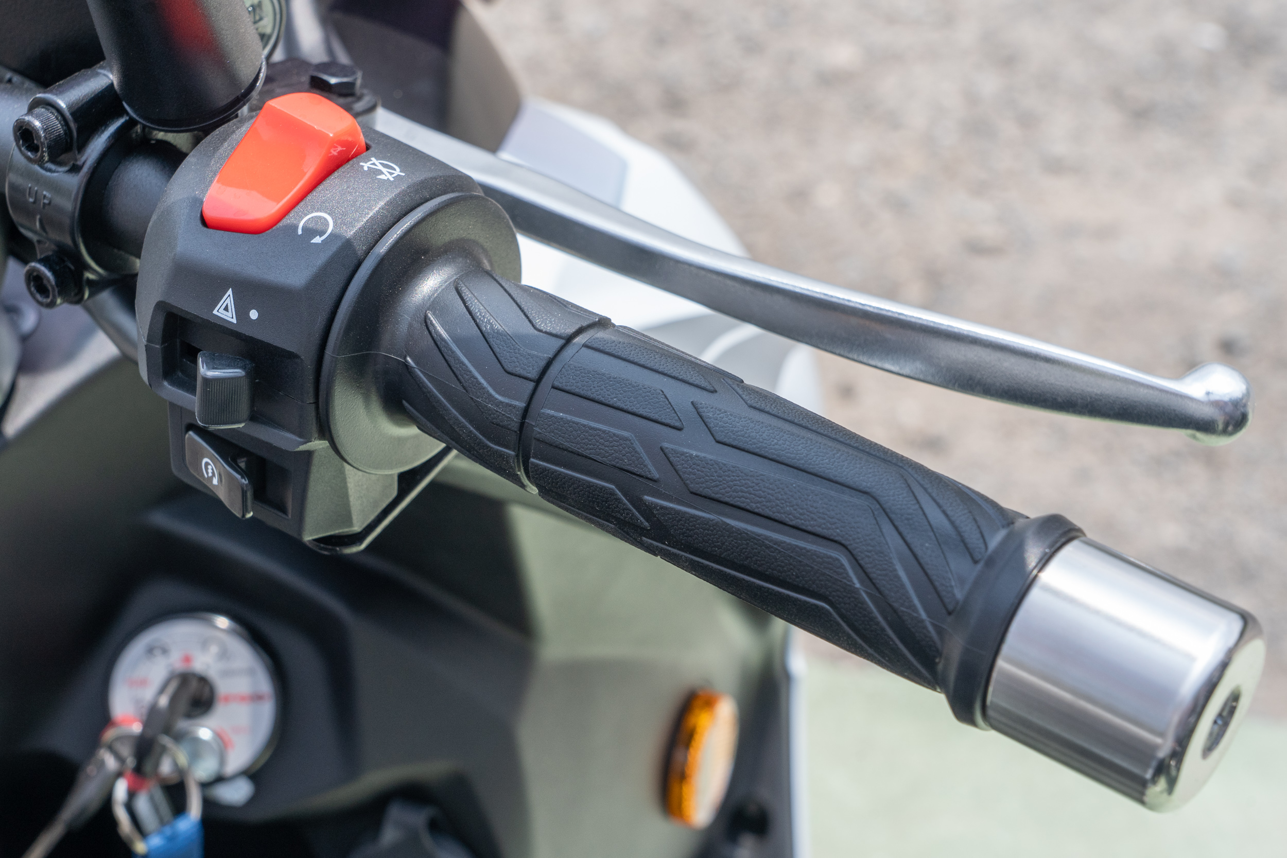 浮動式平衡端子可減少騎乘時的手把震動。