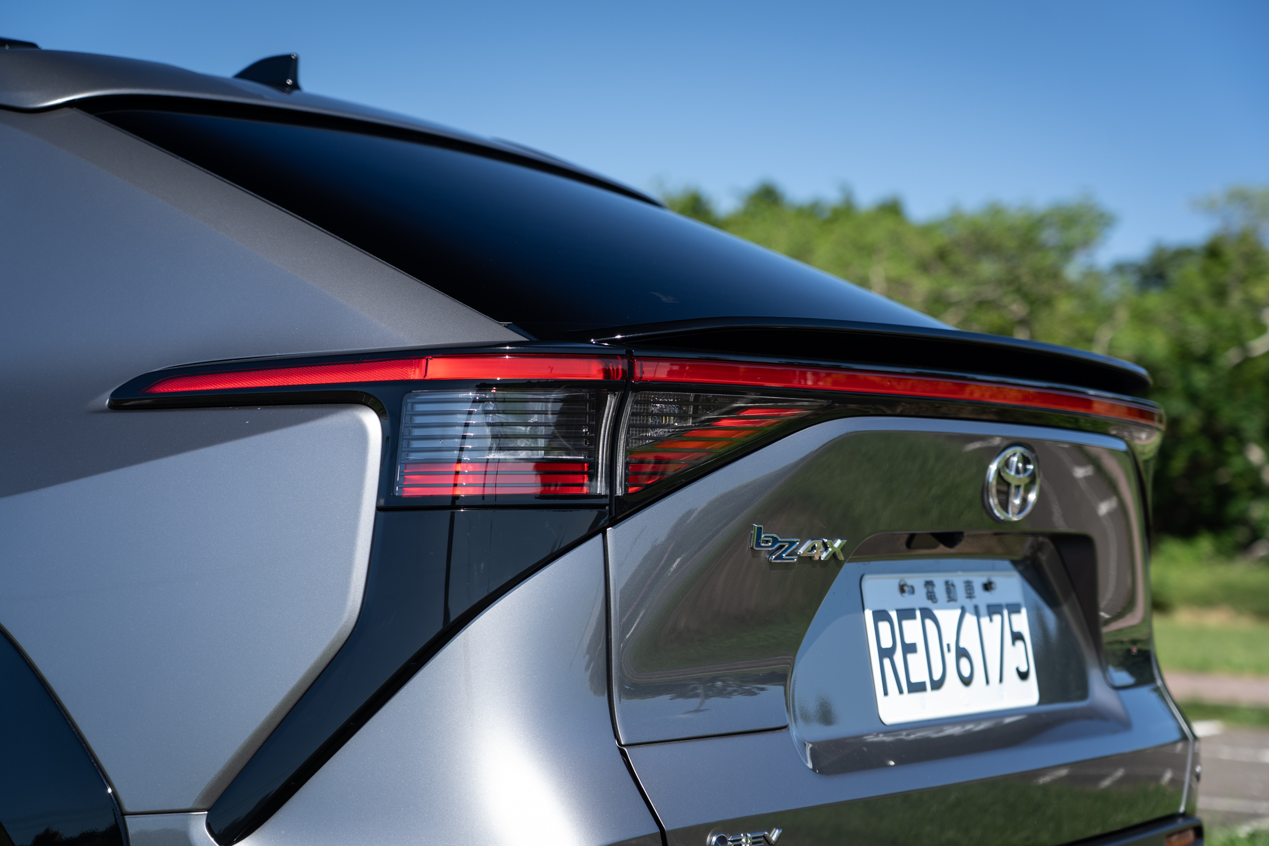 鴨尾擾流板上緣高度提升5mm，有助於提升高速行駛穩定性與續航效率。