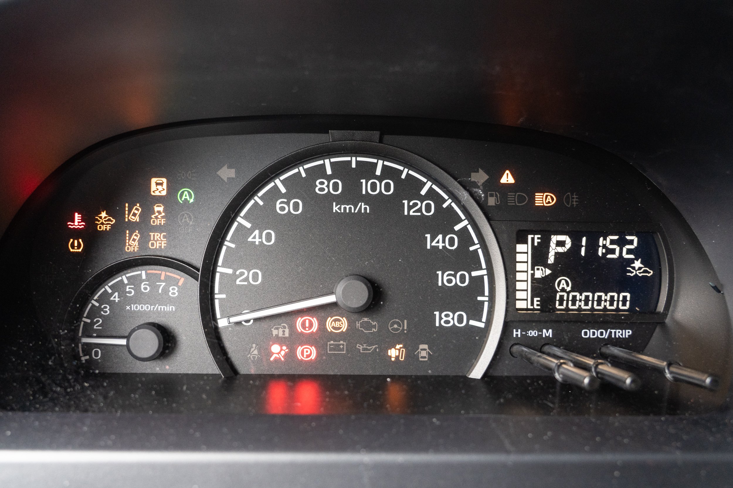傳統指針式儀表為主，右側則安排數位儀表顯示相關行車資訊。