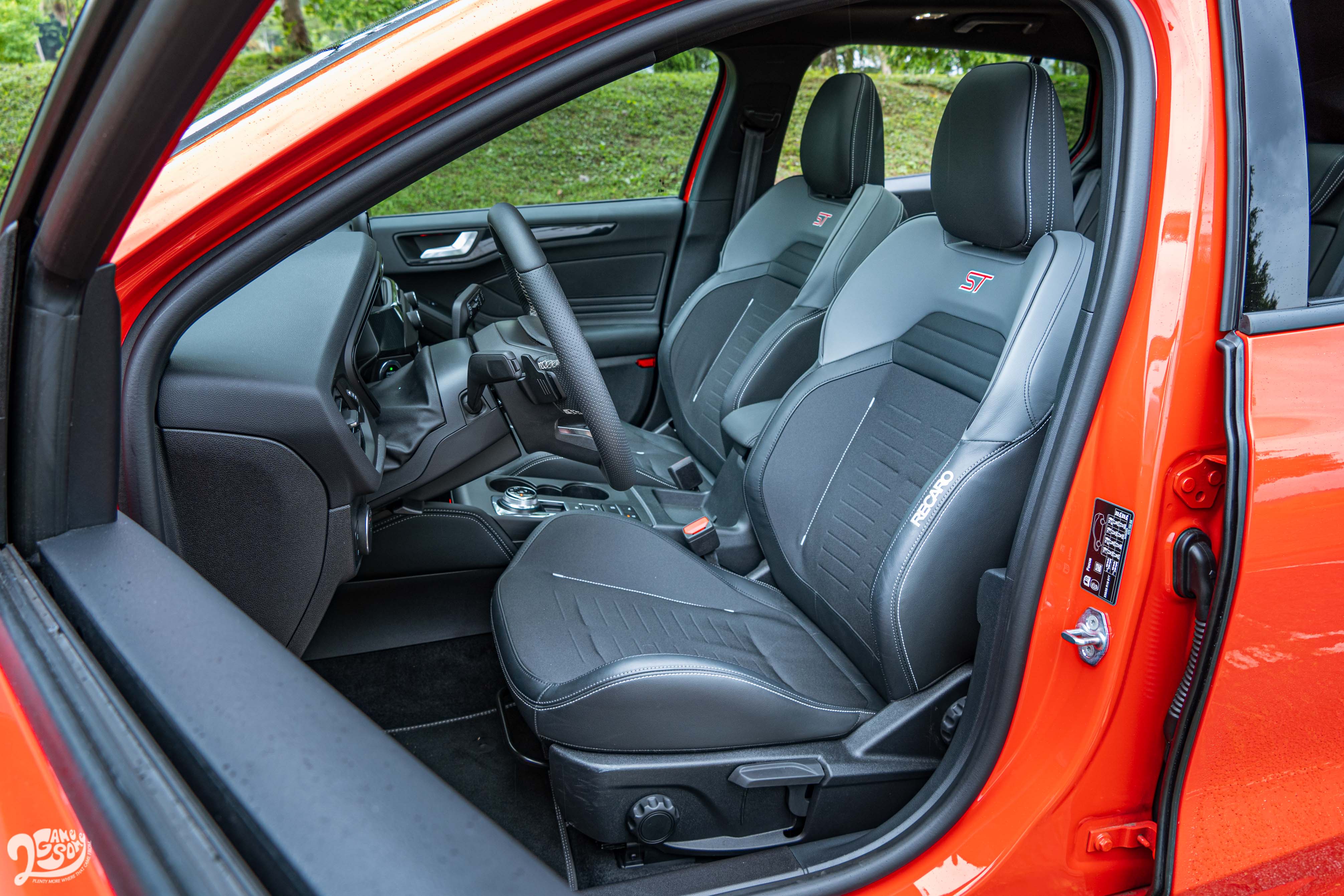 ST 車系標配「ST賽道級RECARO 運動跑車座椅」,附駕駛座腰部支撐手動調節器。