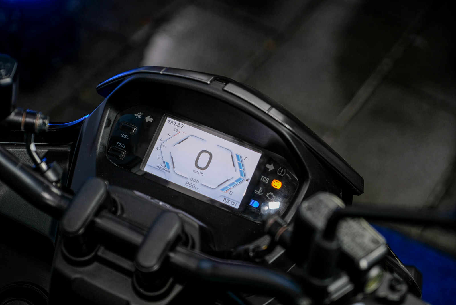 TFT 全彩儀表顯示相當精美,更可以與手機連線觀看導航圖資。