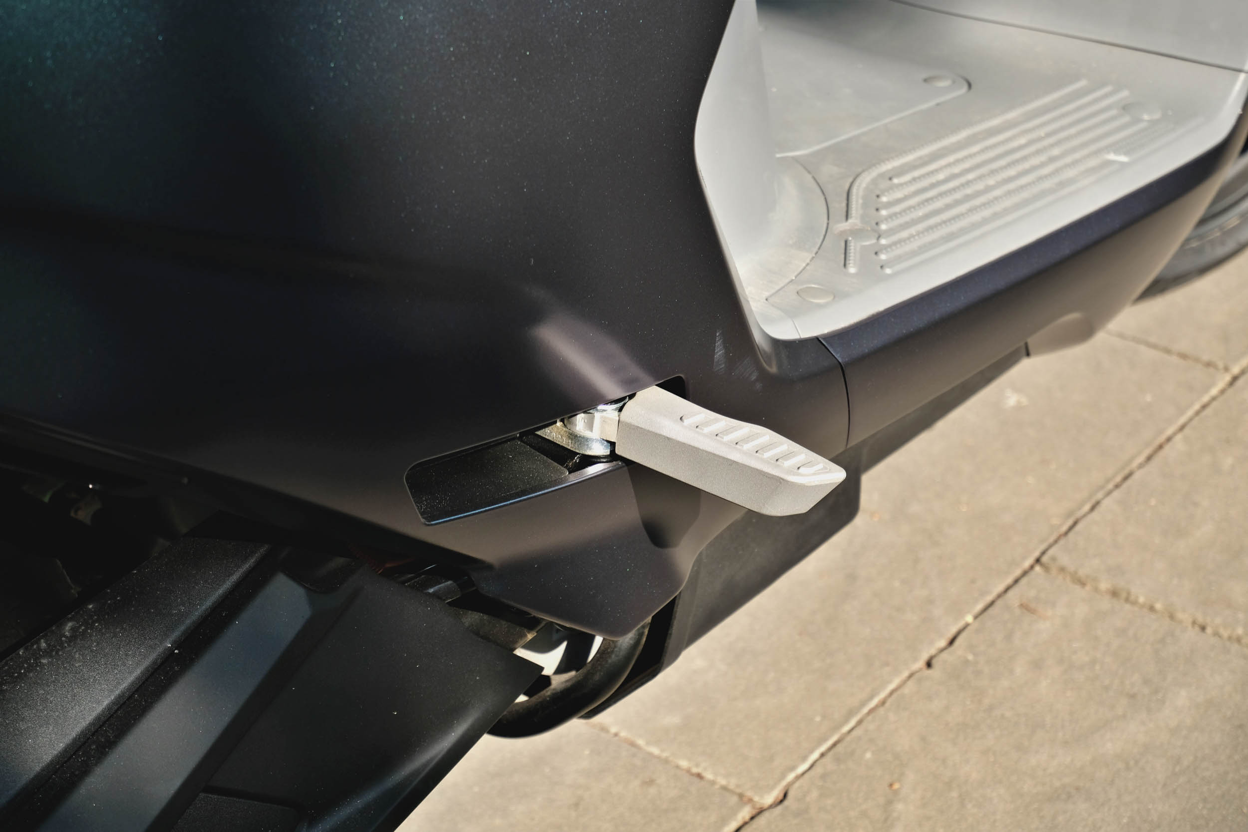 後方乘客的腳踏設計感還有提升空間,若可以改善當前的塑料感會更匹配旗艦定位。