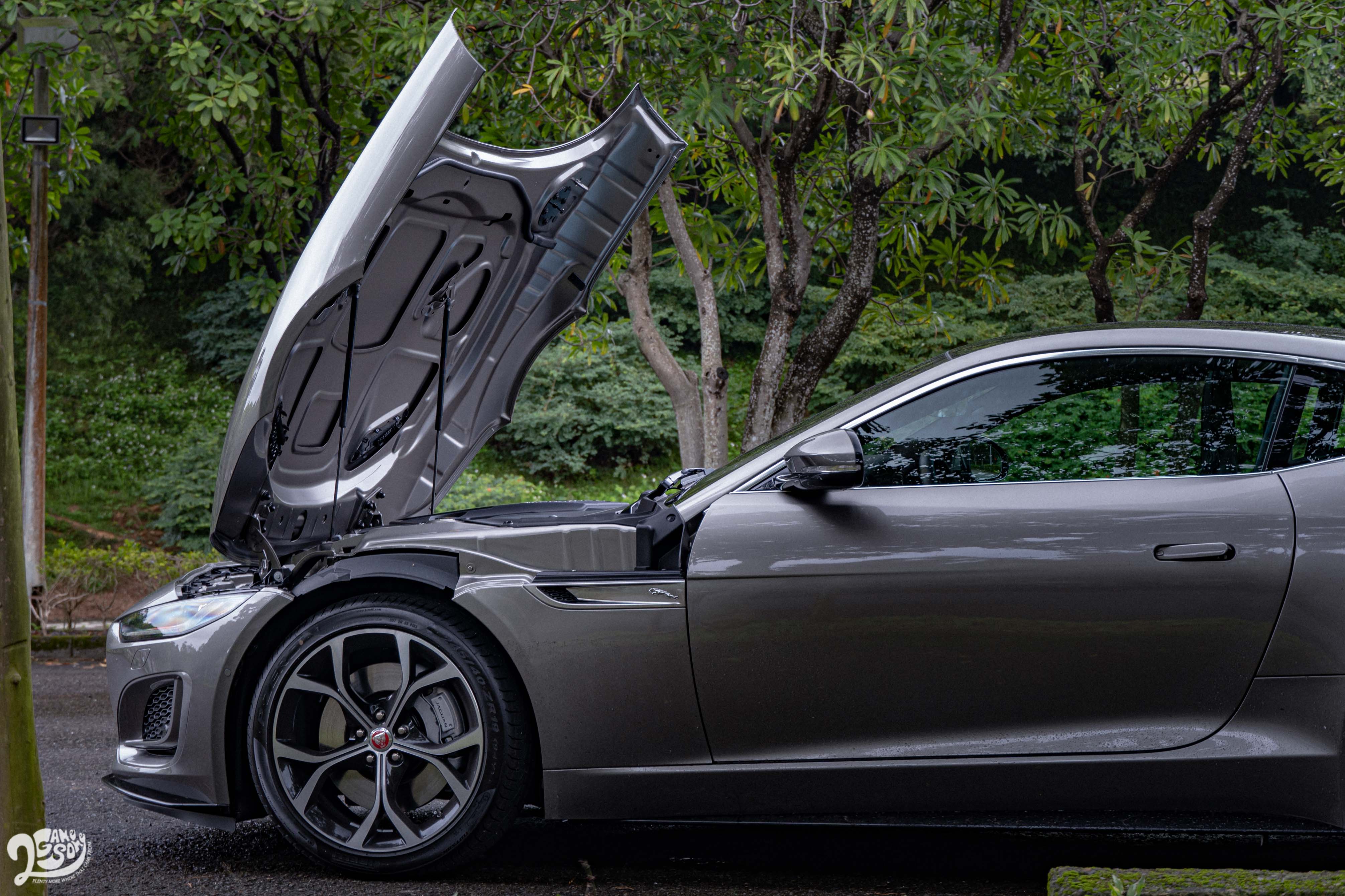 F-Type 一身有著車壇逐漸少見的獨特設計,如前掀式引擎蓋就是其一。