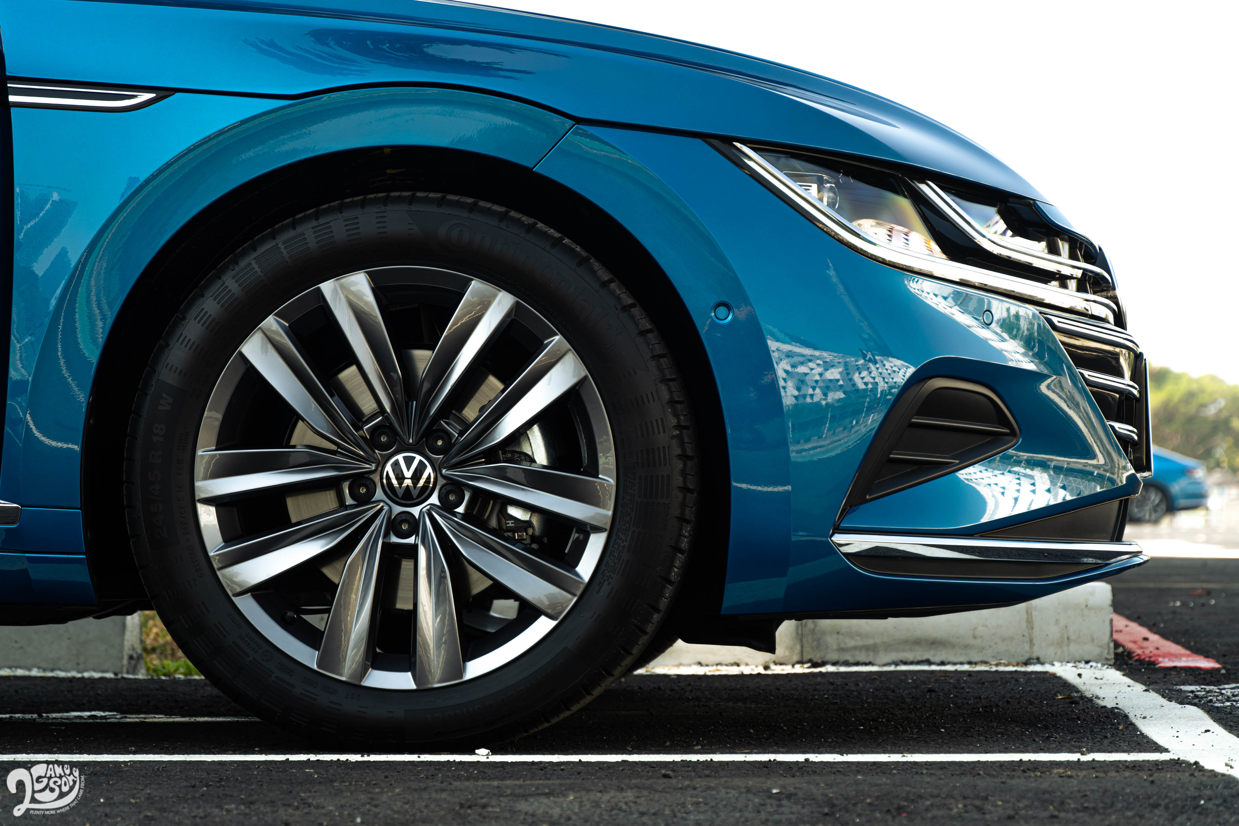 Elegance Premium 車型配備 18 吋輪圈，搭配 245/45R18 輪胎尺碼，並使用動態輪圈中心蓋，讓廠徽始終維持正向。