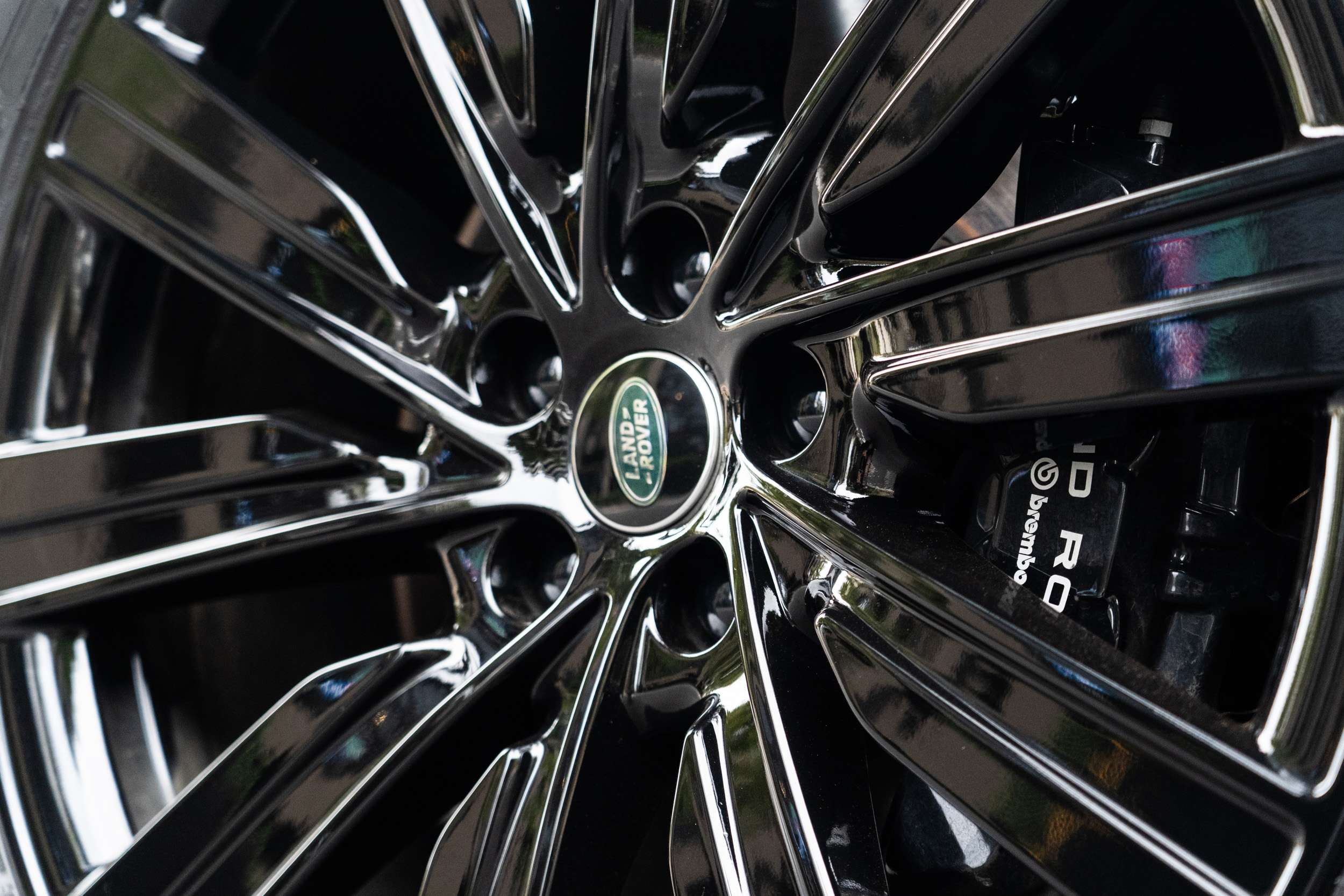 黑色卡鉗中可見名家Brembo的Logo。