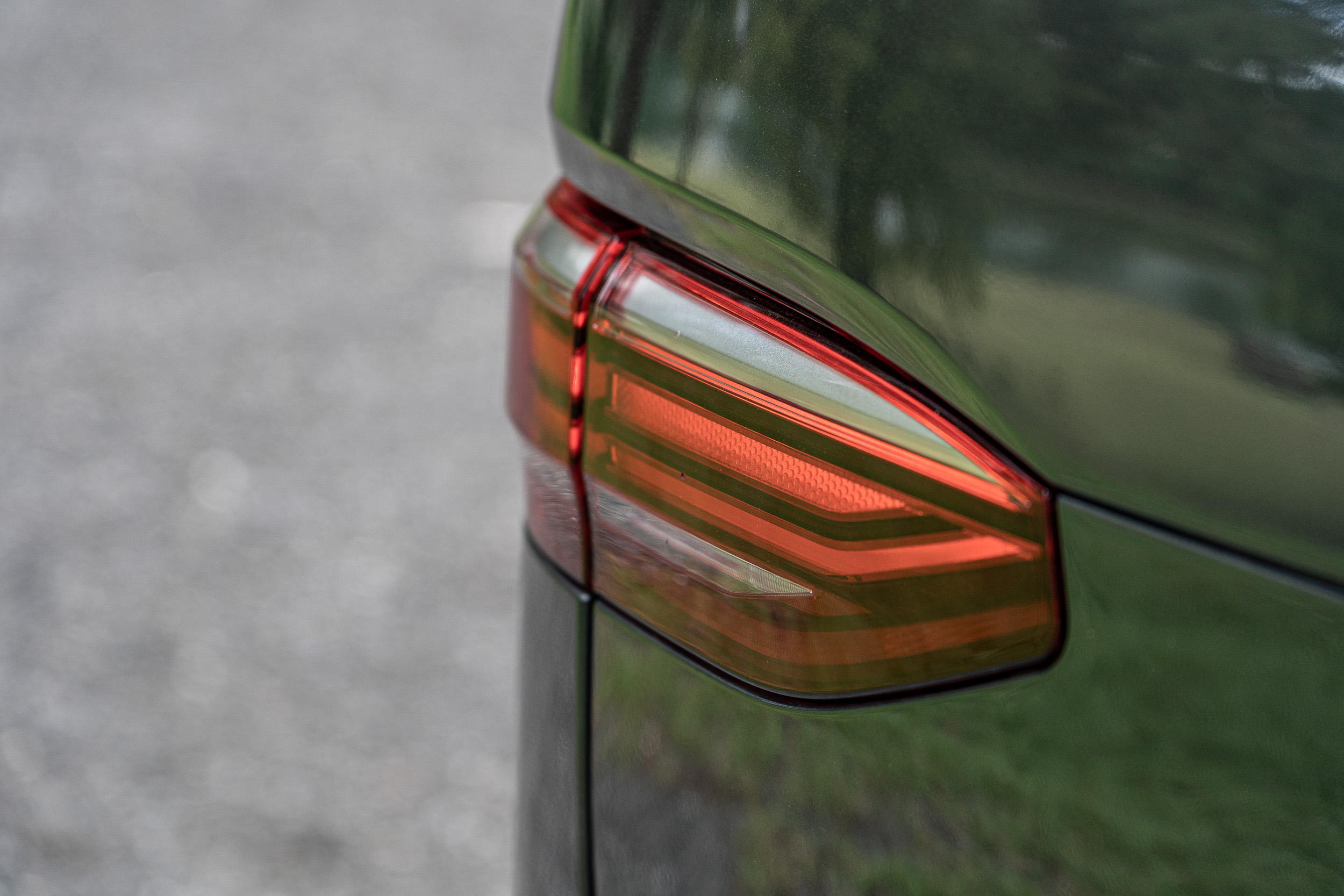 尾燈一改原先較為圓弧的設定,改採扁平造型。