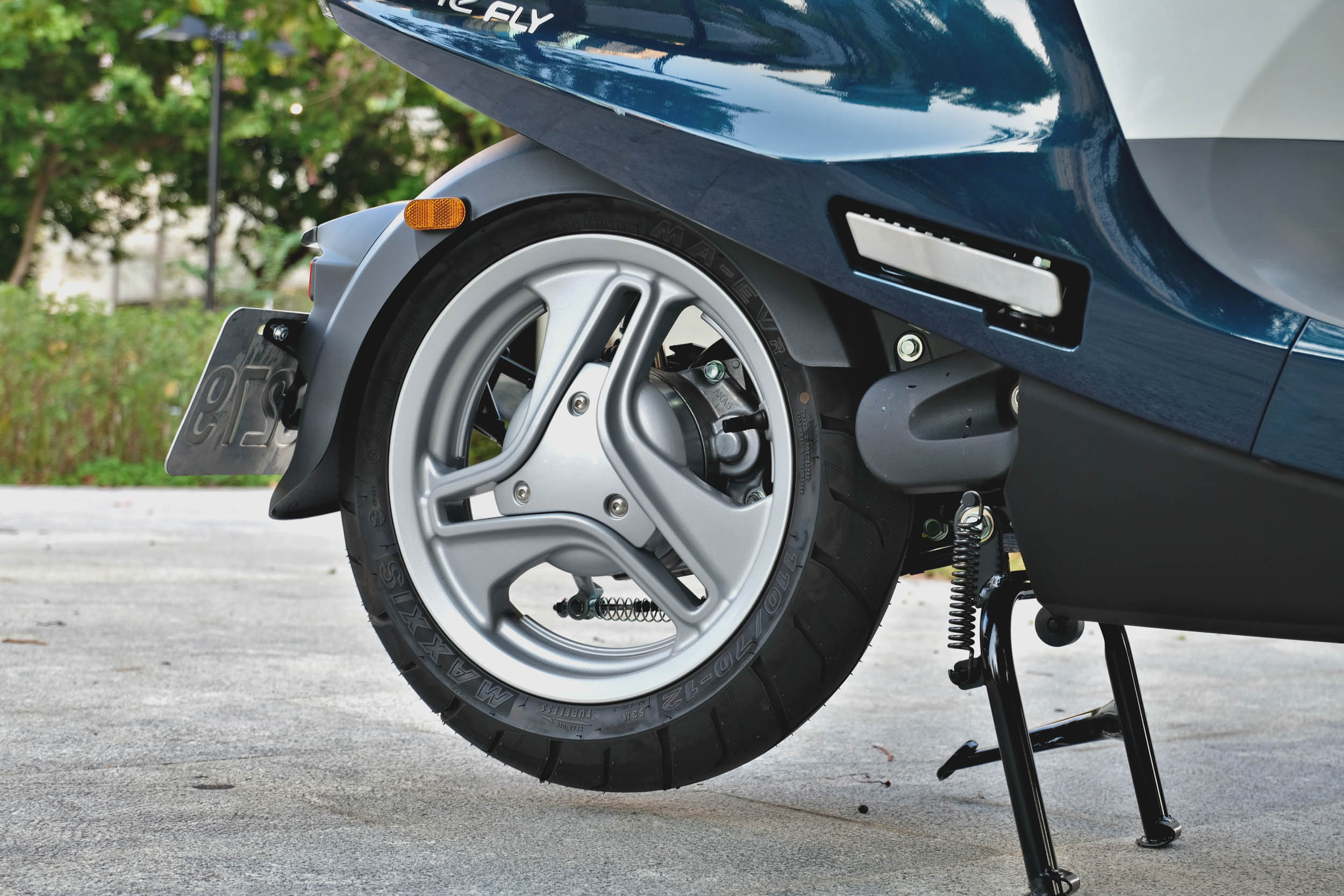 後方採用單槍避震器的設定,對於不強調性能操控的 i-One Fly 已經足夠。