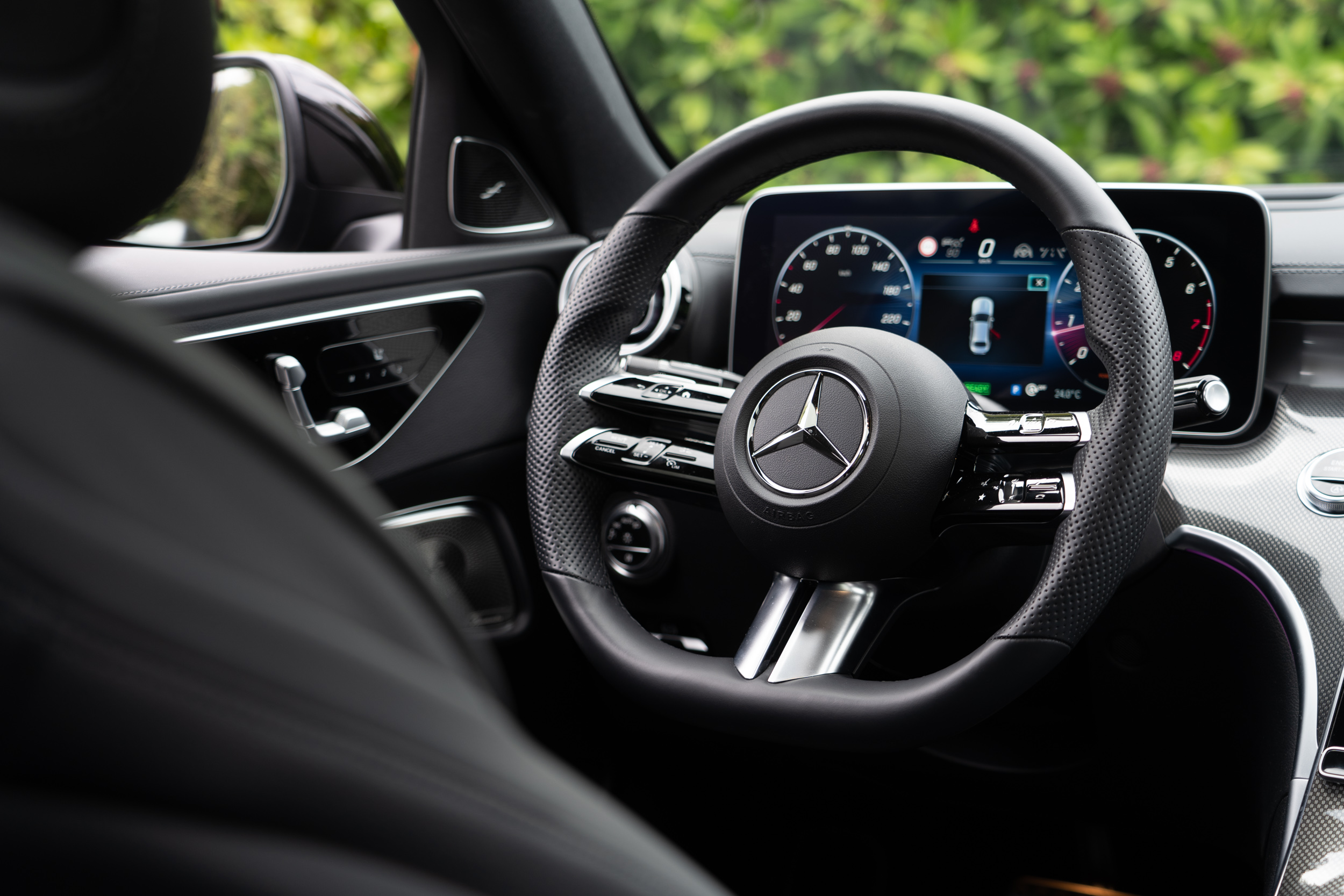 Nappa 真皮包覆平底跑車方向盤。