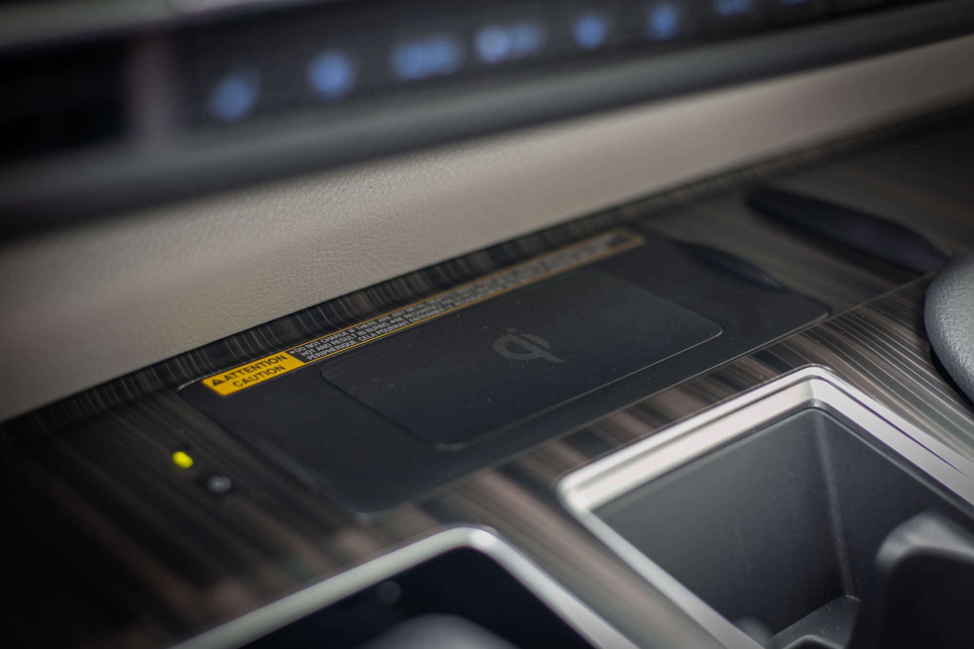 無線充電版設置在中控台中央。