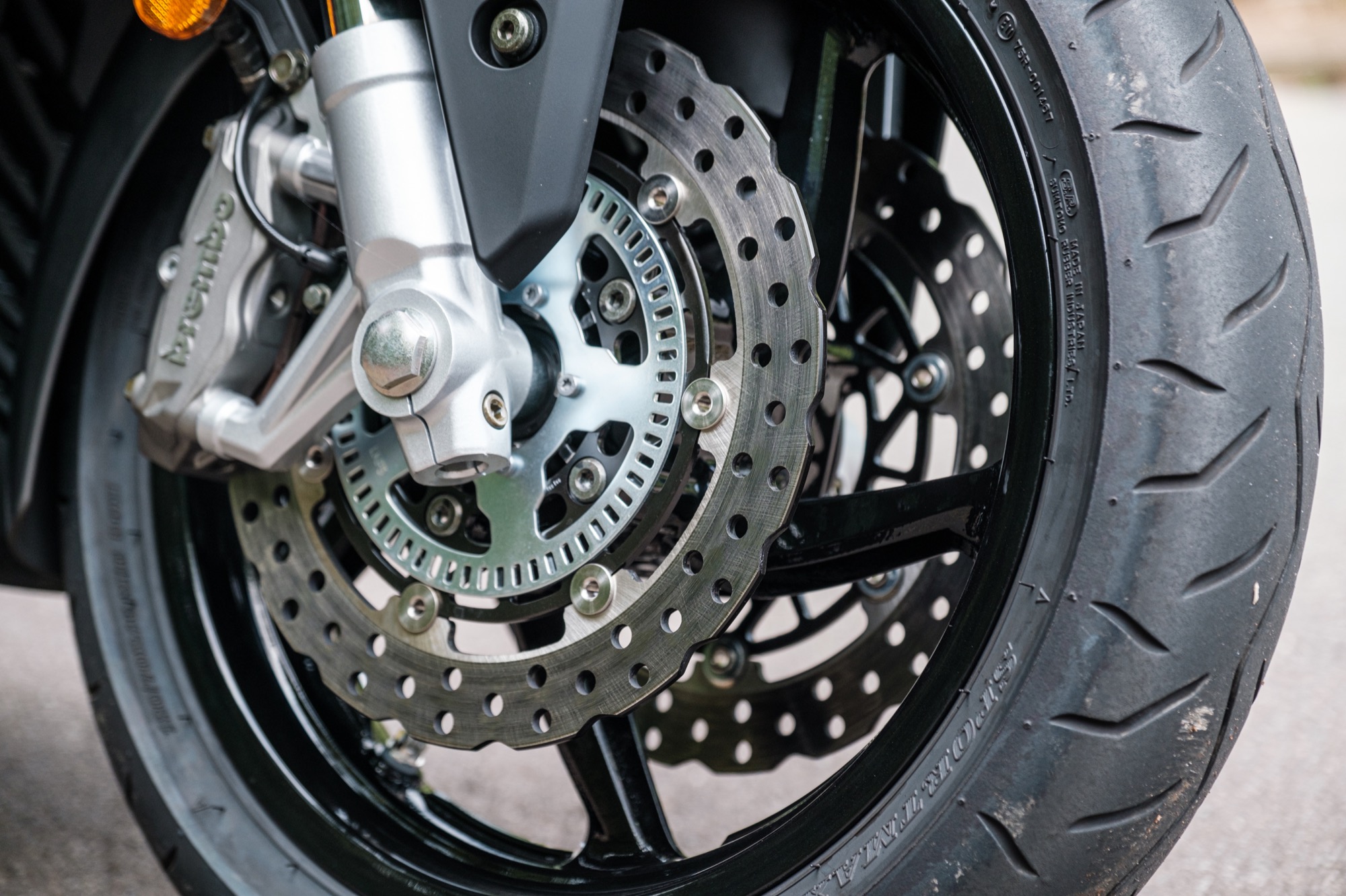 Brembo 對向四活塞卡鉗配雙碟配 280mm 碟盤、雙浮動碟,制動力道非常兇猛。