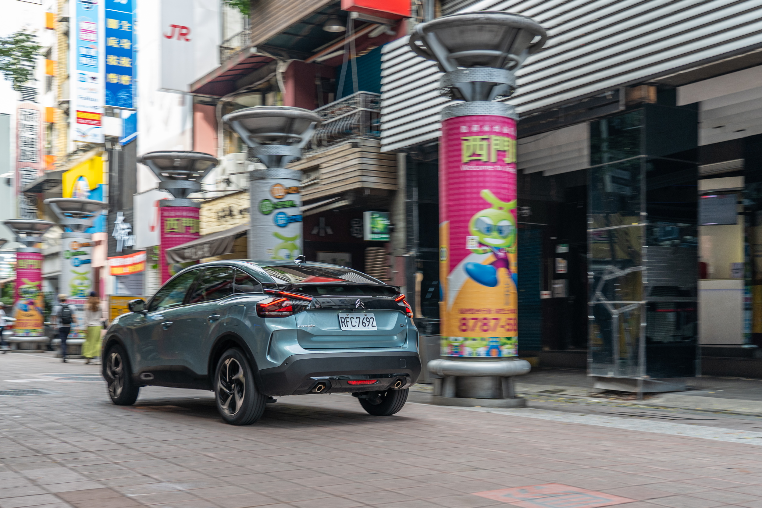 無懼台灣特殊的道路品質，魔毯液壓懸吊可完善過濾多餘碎震與晃動，維持車室成員的舒適體感。