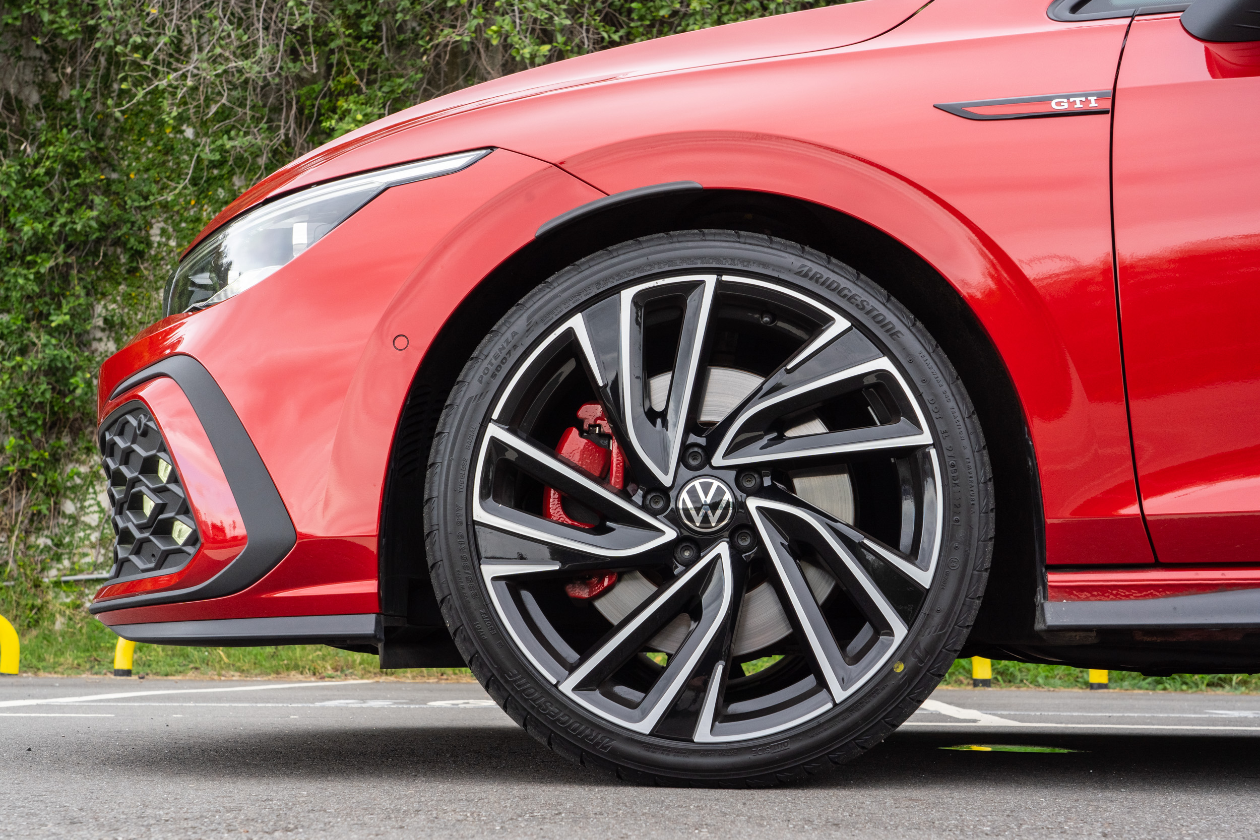 配備 19 吋 Adelaide 式樣輪圈，輪胎規格為 235/35R19，並有專屬高性能紅色煞車卡鉗。