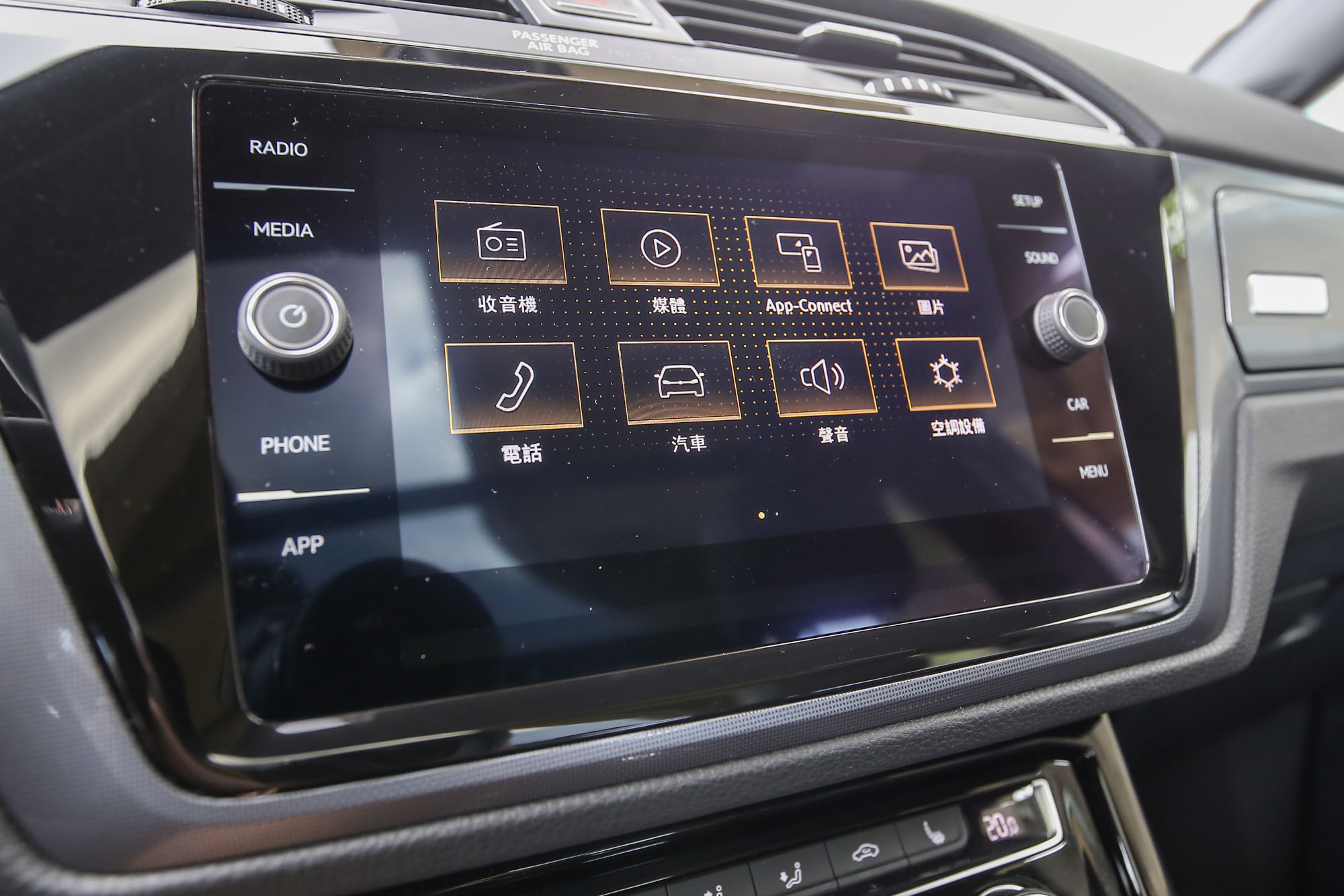 車系標配 8 吋多媒體鏡面觸控主機，並有多媒體手機鏡射功能。