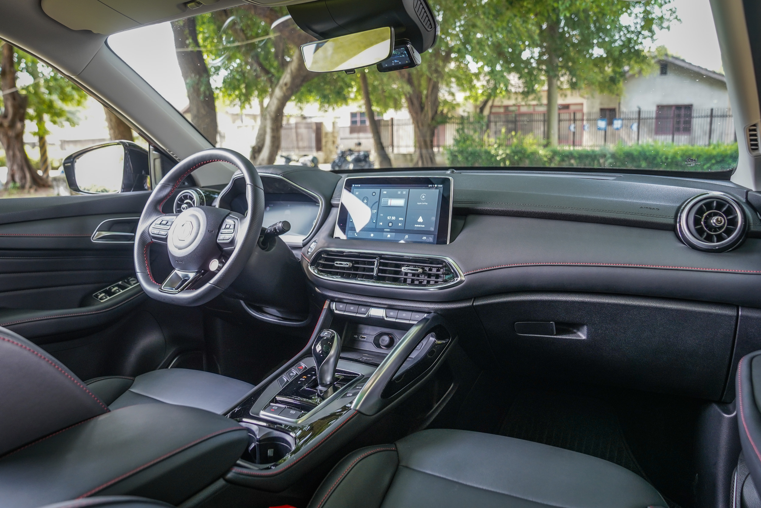 透過大量軟質塑料與皮革的運用,期望營造豪華感。