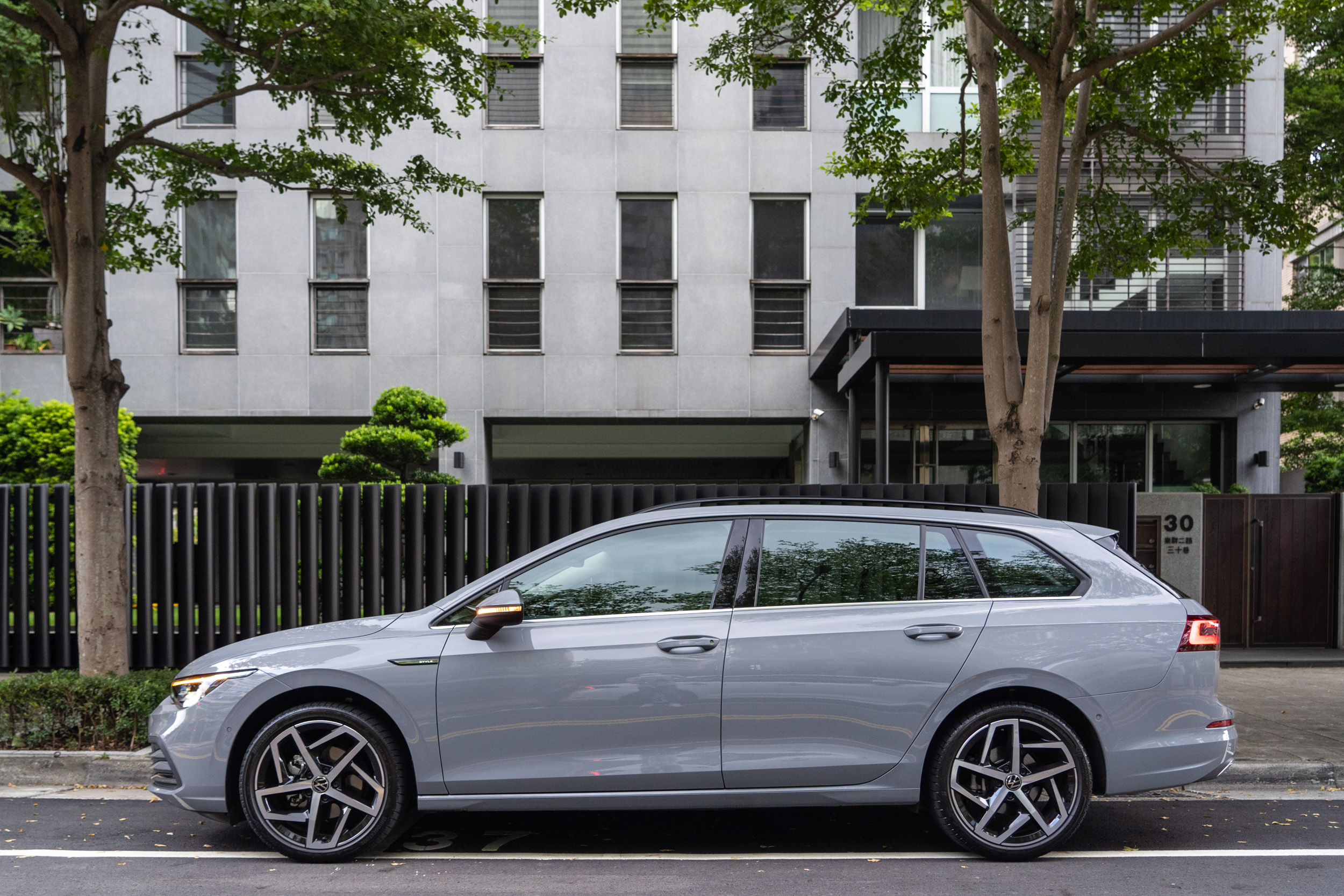 車身尺碼為 4636 x 1789 x 1498mm,軸距長度為 2669mm。