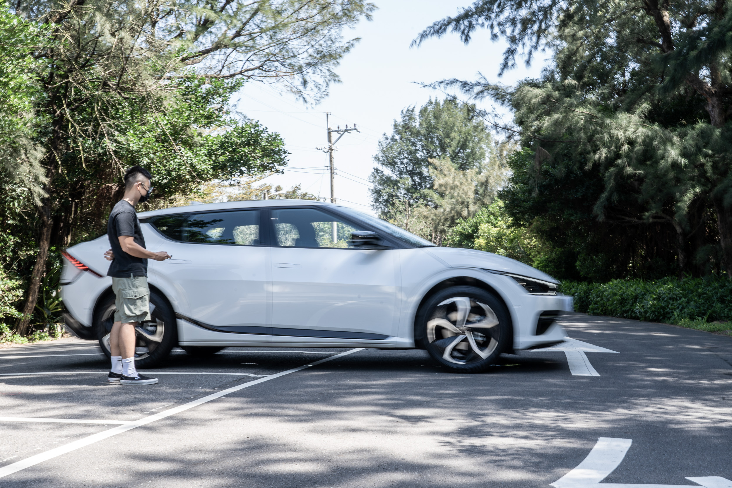 EV6 提供車外控制車輛駛出 / 入功能,在狹小的停車格情境下尤其好用。