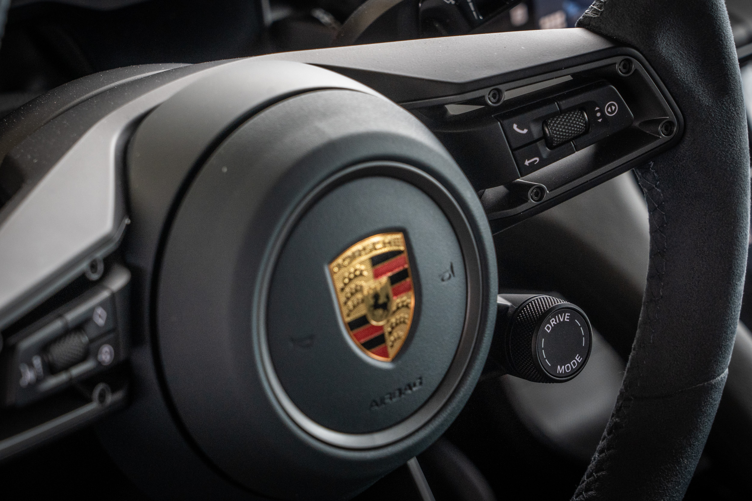 駕駛模式選擇一樣在方向盤四點位置。