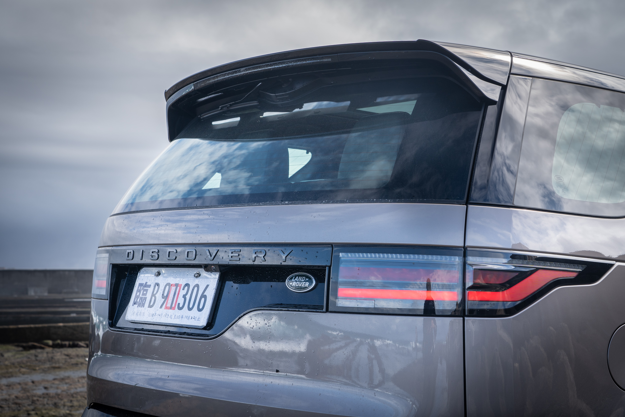 不對稱的車尾設計依舊為車系特色。