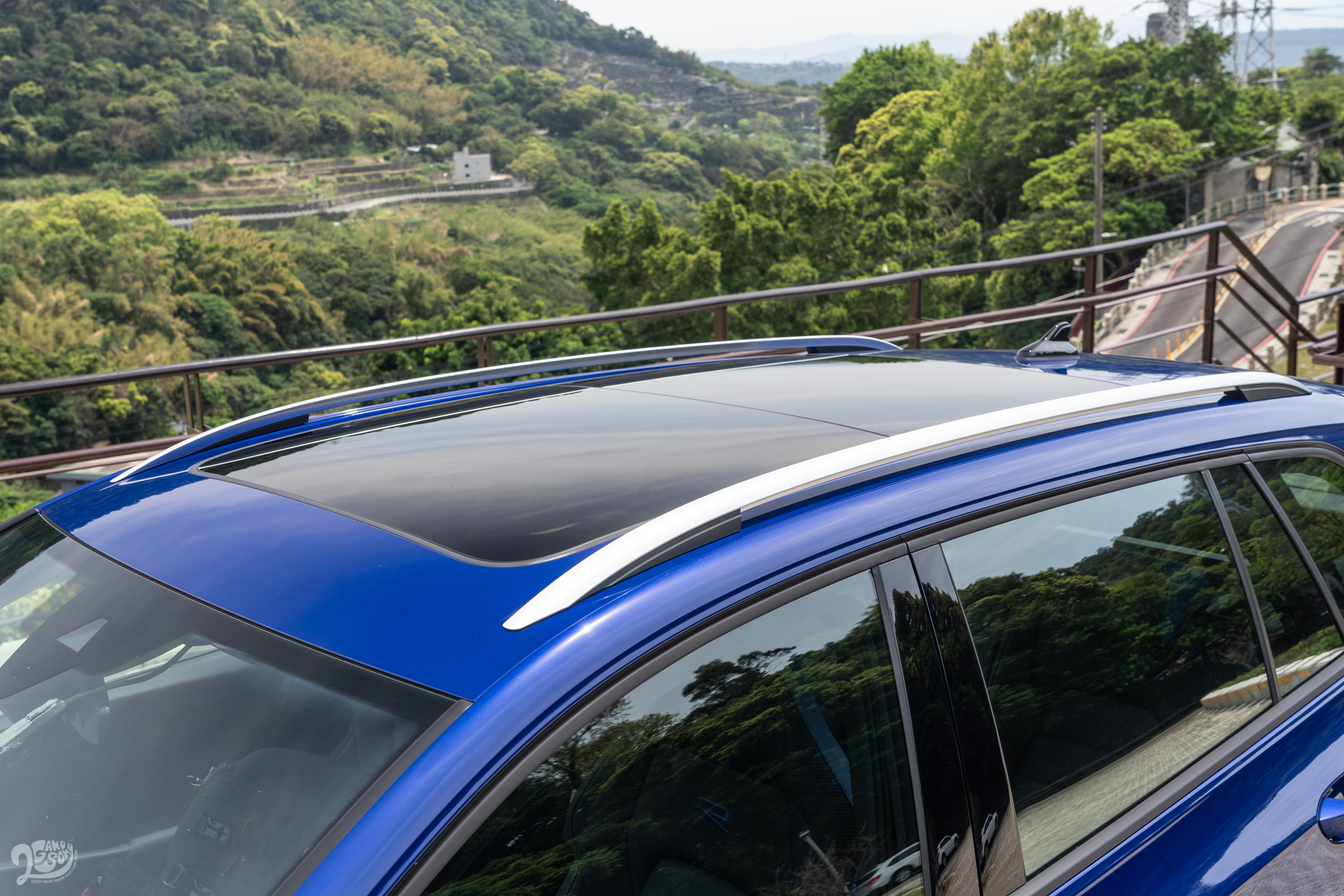 Golf R Variant 標配全景式電動玻璃天窗。