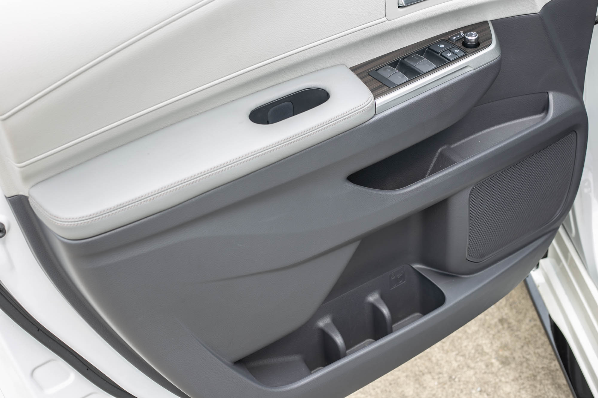 前門板兩側有著相當驚人的置物容量。