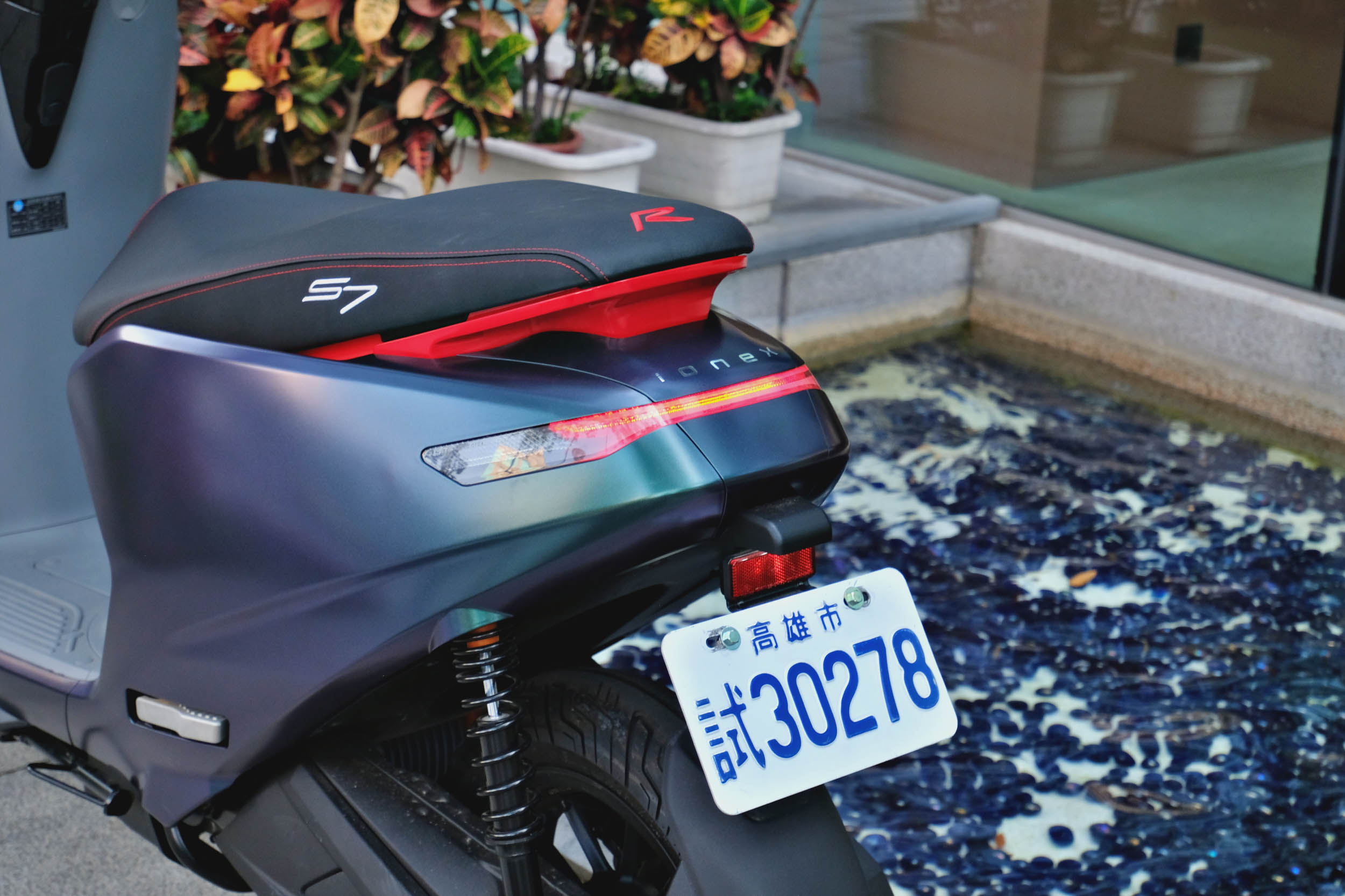 車尾的導光條設計加上縫線的「S7」與「R」字樣,有著滿滿的性能氣息。