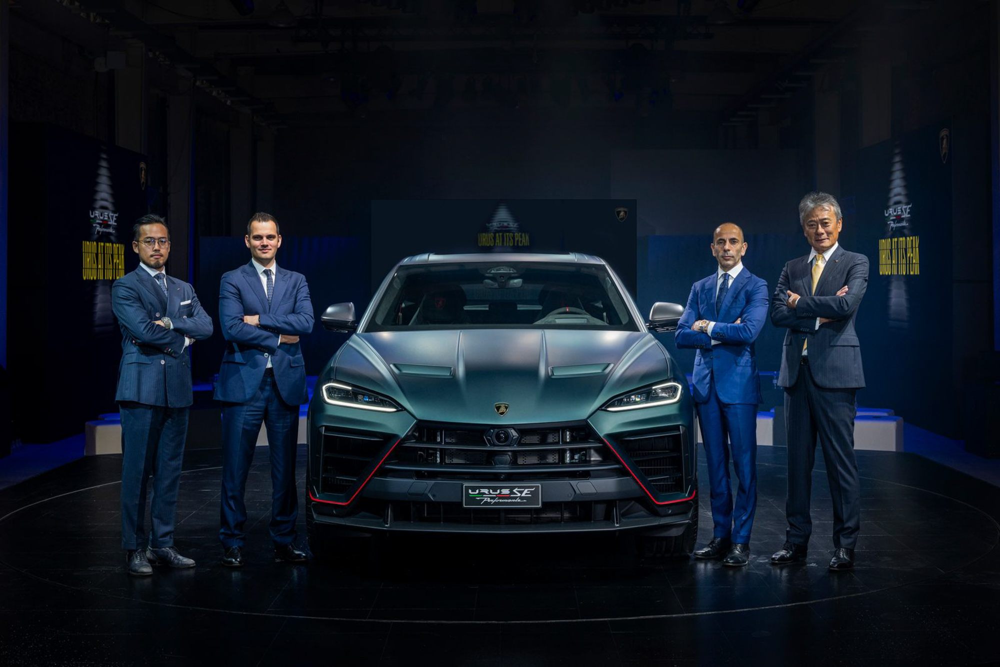 由左至右Lamborghini Taipei副總經理趙志剛, Automobili Lamborghini東南亞及臺灣區域經理Mike Smulders, Automobili Lamborghini亞太區總監Francesco Scardaoni, Lamborghini Taipei總經理趙一葵。