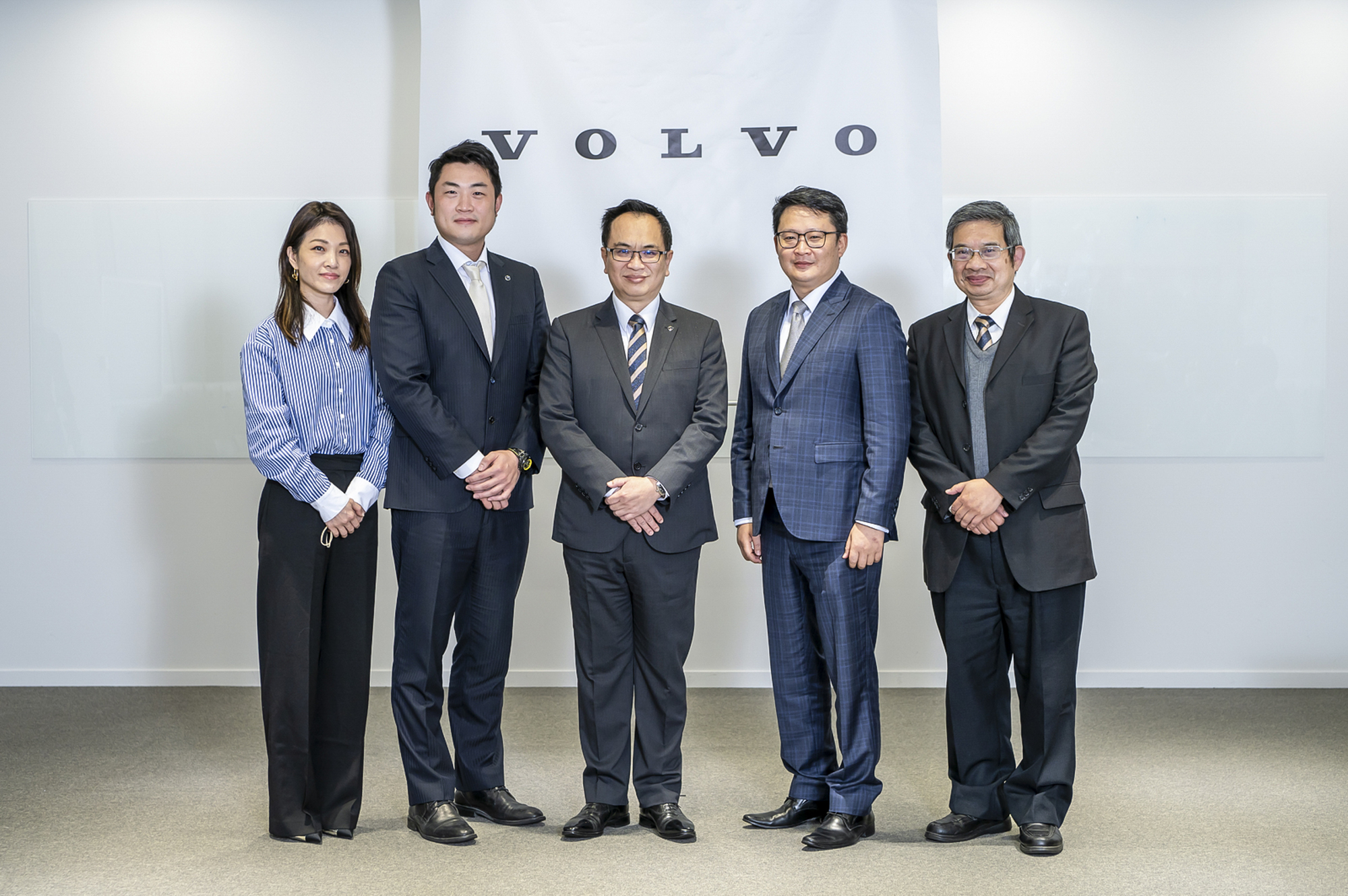 左至右依序為凱銳汽車特助蔡旻紋小姐、凱銳汽車董事長林傳凱先生、國際富豪汽車總裁陳立哲先生、凱銳汽車特助呂詩偉先生、凱銳汽車總經理曾味王先生。