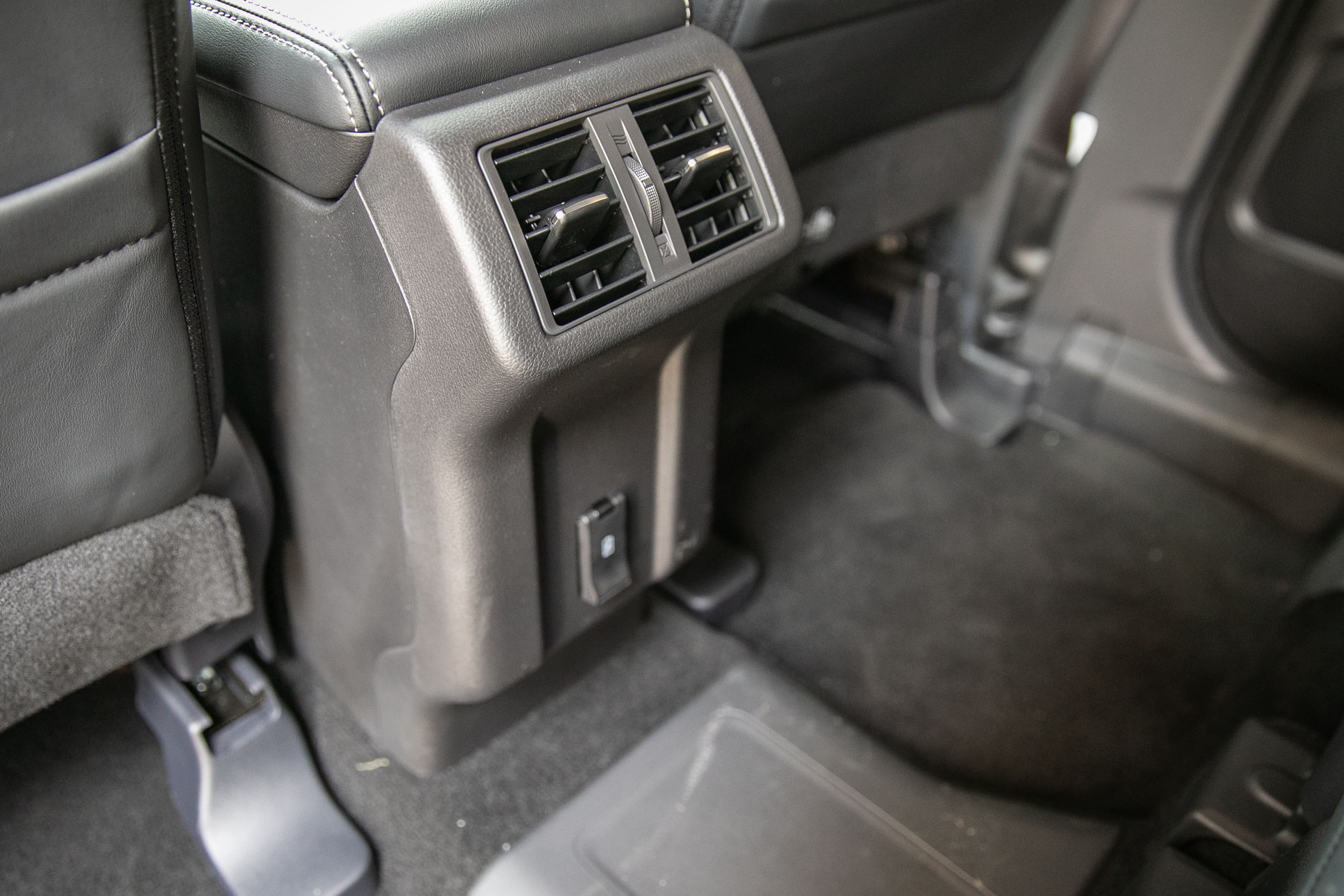 後座具備出風口。