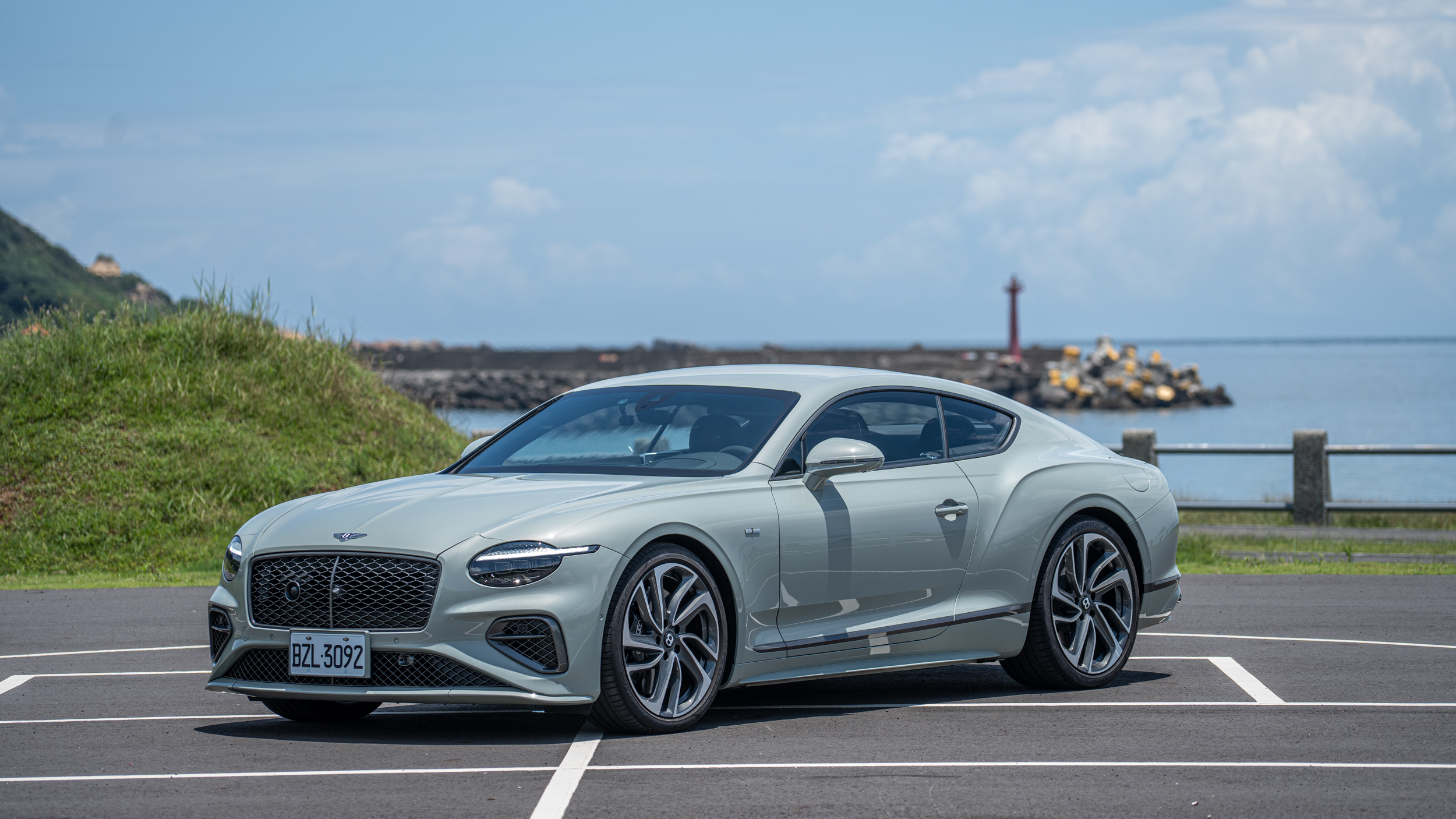 試駕車型為全新第四代 Bentley Continental GT Speed，建議售價為新台幣 1,780 萬元起。