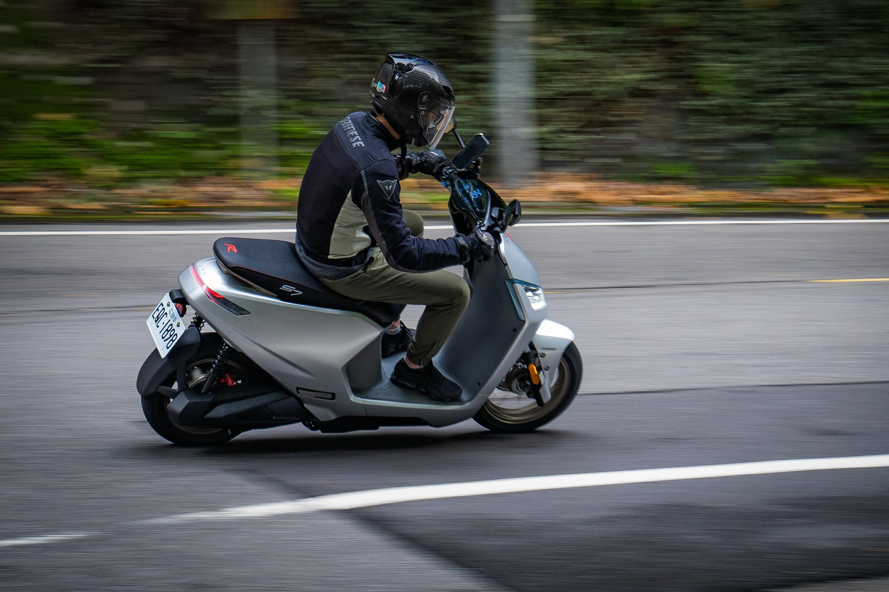 懸吊設定在運動與舒適間取得絕佳平衡,且前後車身配重也十分得宜。