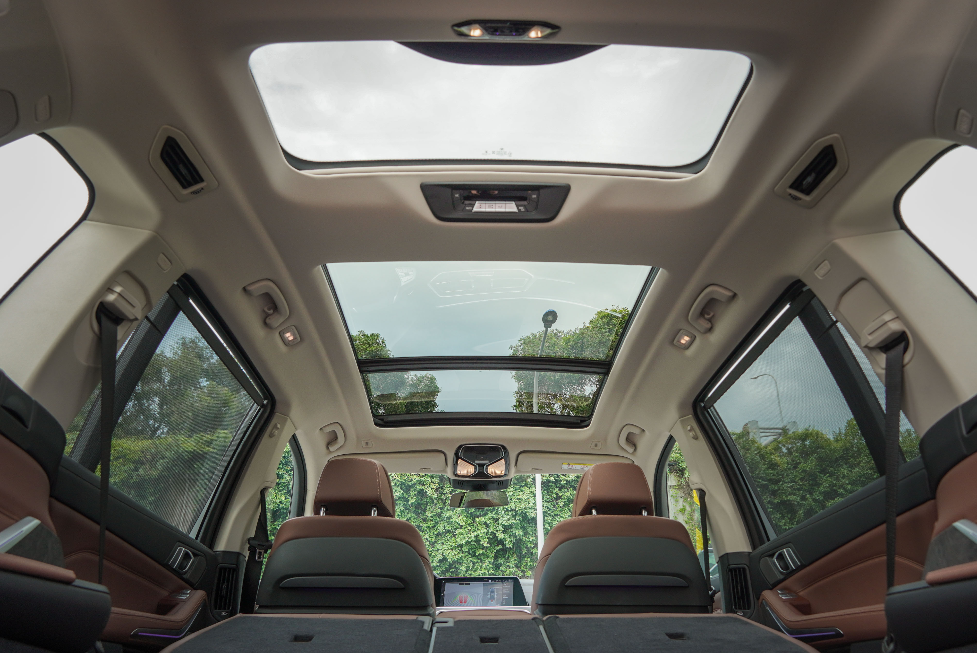 X7 擁有罕見的第三排獨立天窗，顯著提升車室空間感。