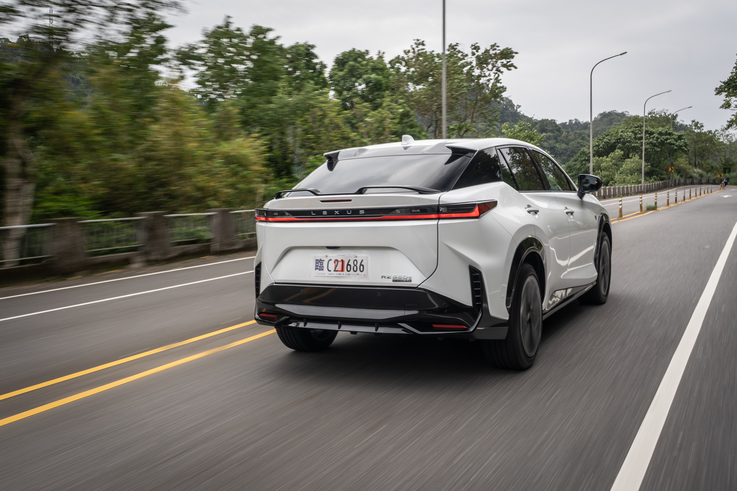 RZ550e F Sport展現出熟悉的Lexus調性，底盤對路面細碎震動的處理相當細膩，車艙隔音維持高水準。