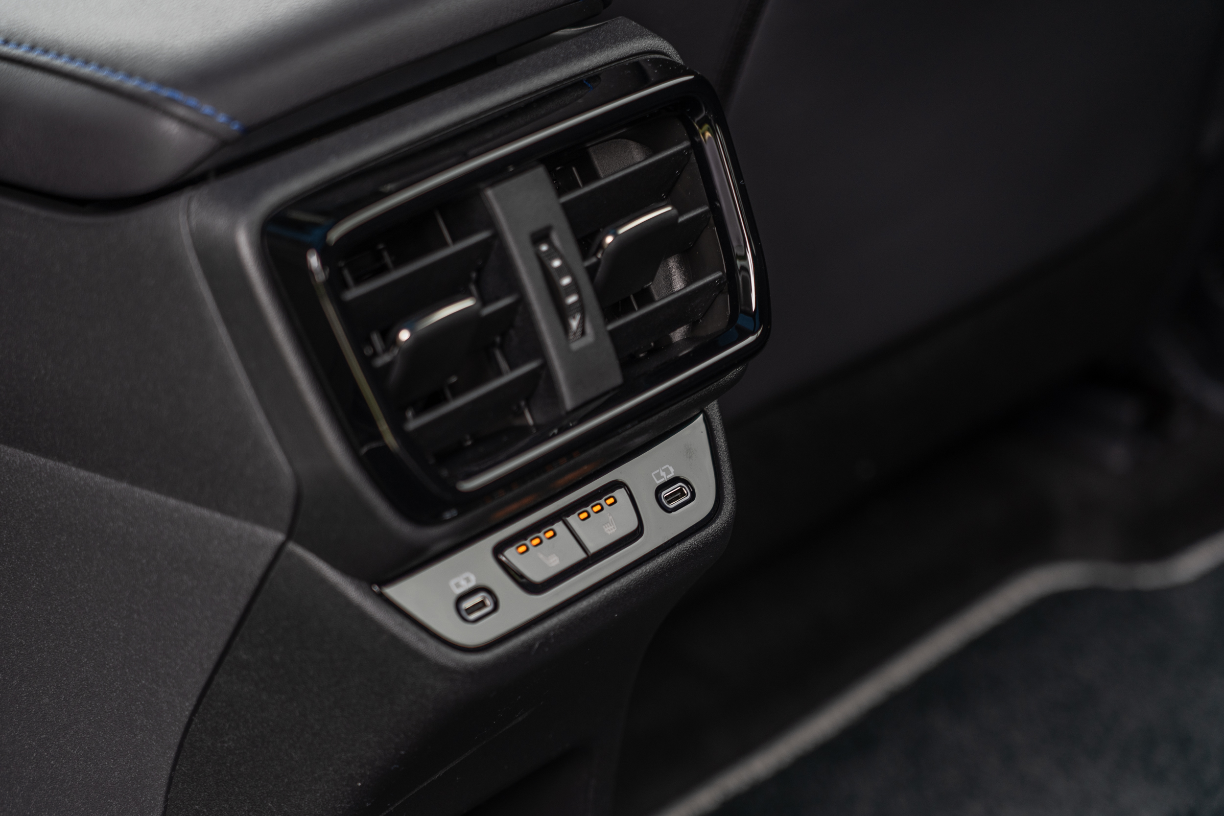 後座椅具備加熱功能。